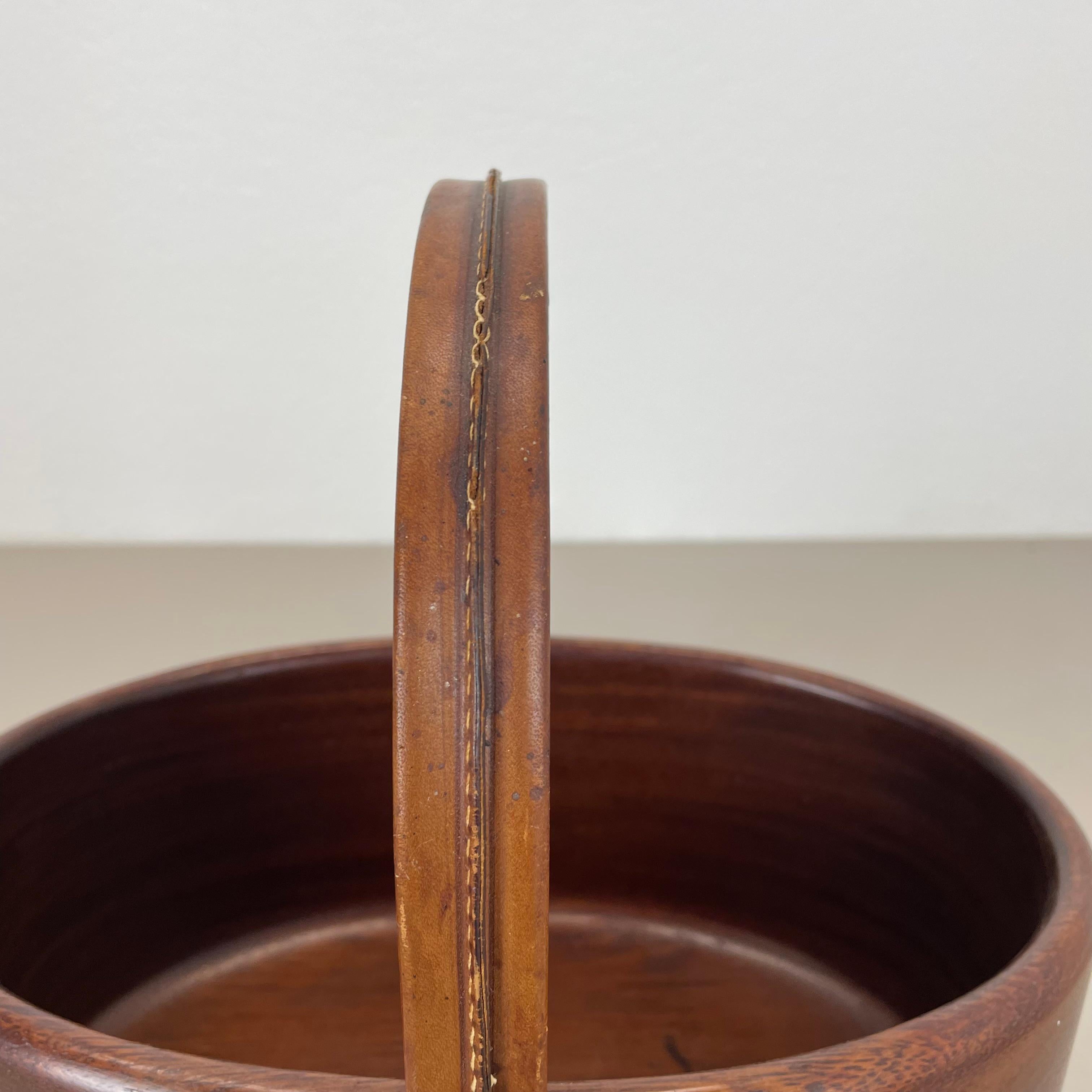 Grande ciotola in teak con manico in ottone e pelle di Carl Auböck, Austria, anni '50 in vendita 1