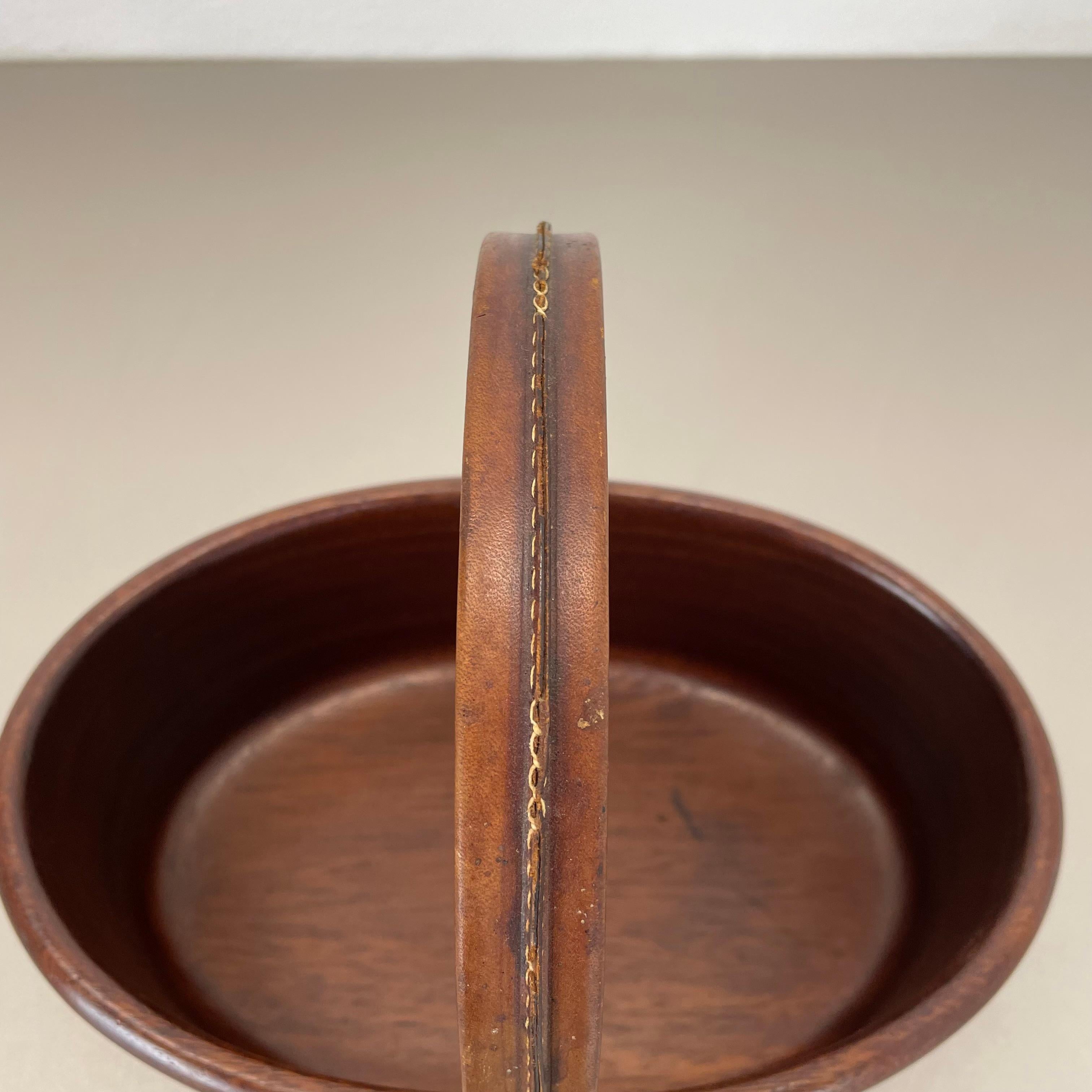 Grande ciotola in teak con manico in ottone e pelle di Carl Auböck, Austria, anni '50 in vendita 2