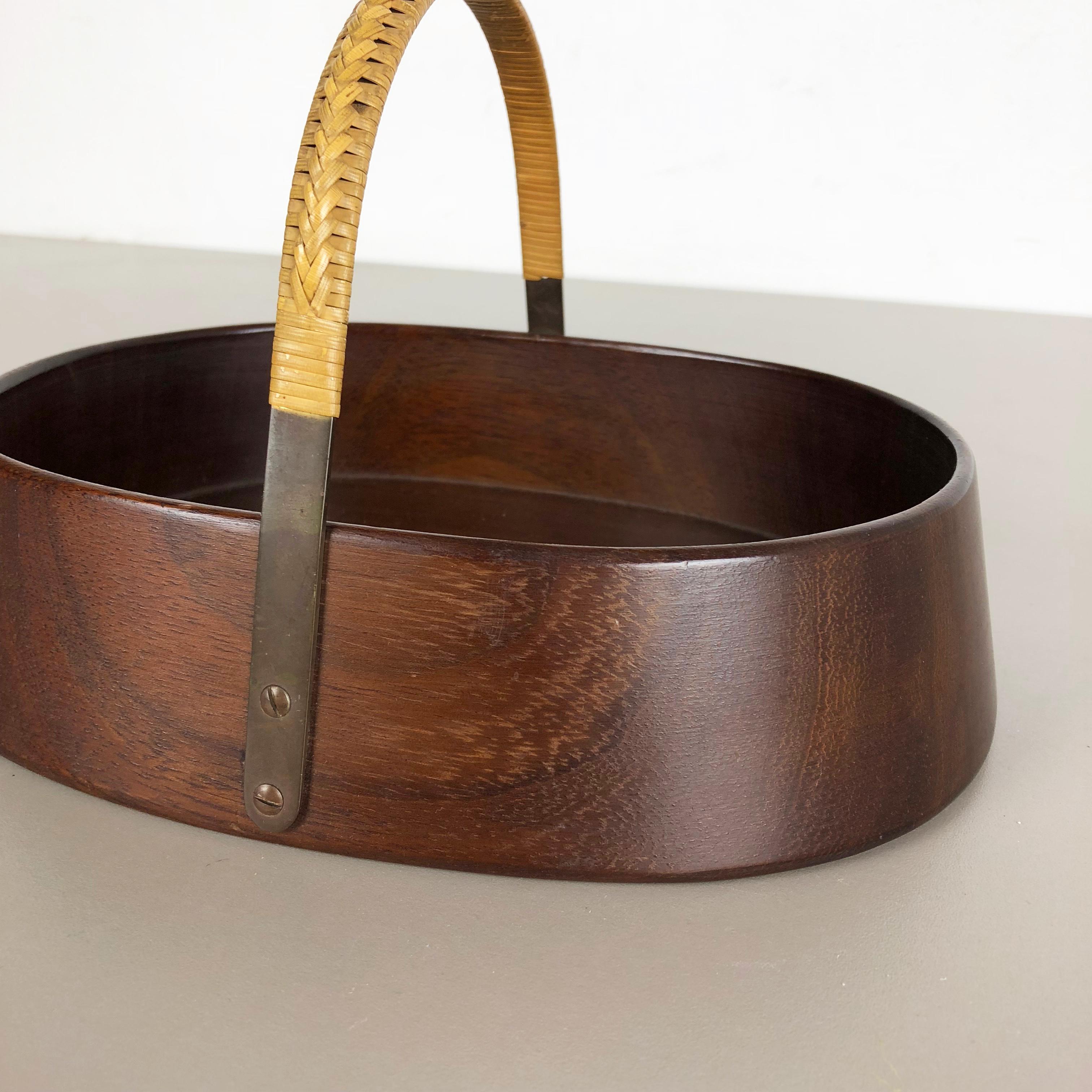 Large Teak Bowl with Brass and Rattan Handle by Carl Auböck, Austria, 1950s In Good Condition In Kirchlengern, DE