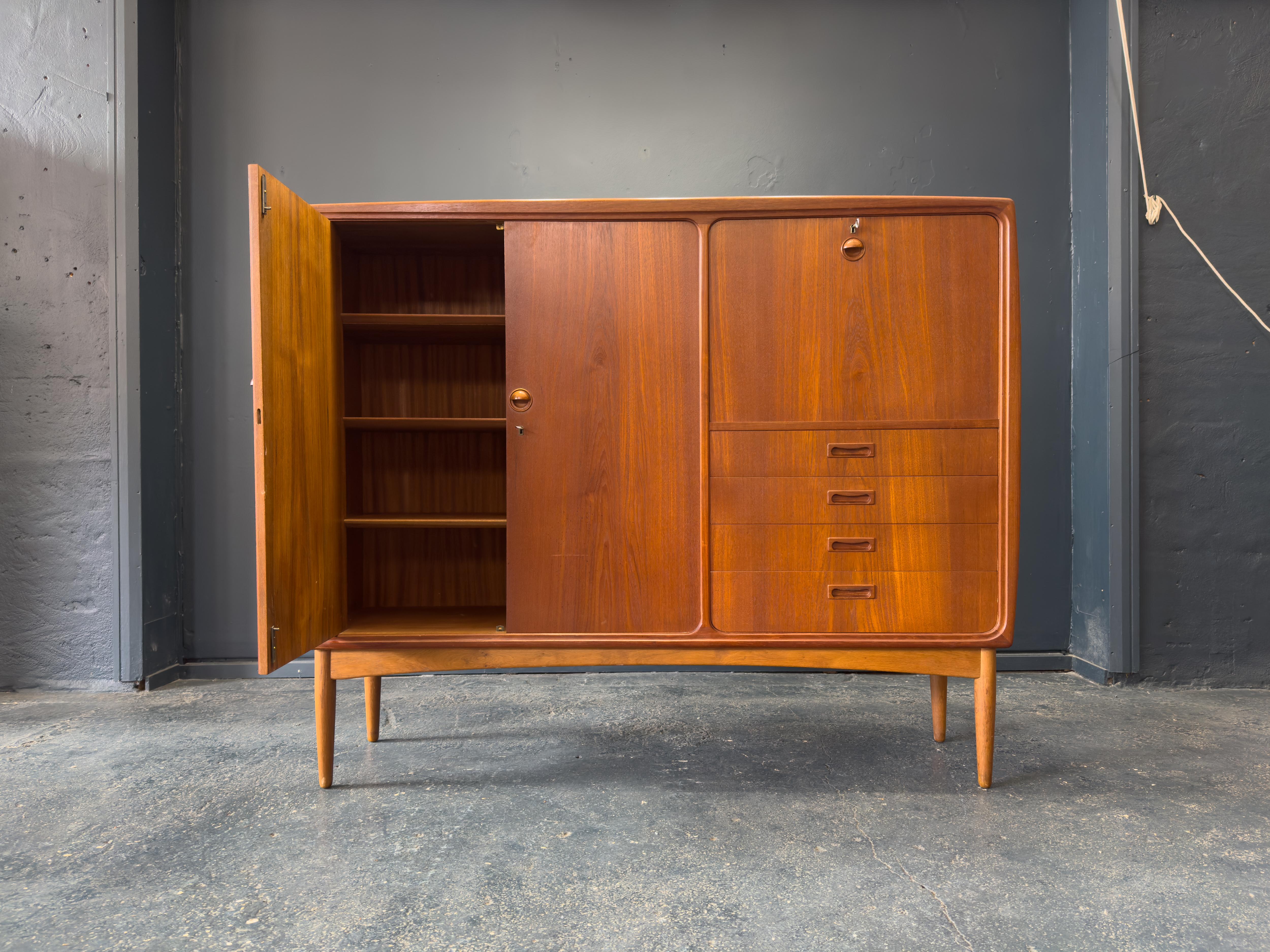 Mid-Century moderno Grande armadio e scrivania in teak in vendita