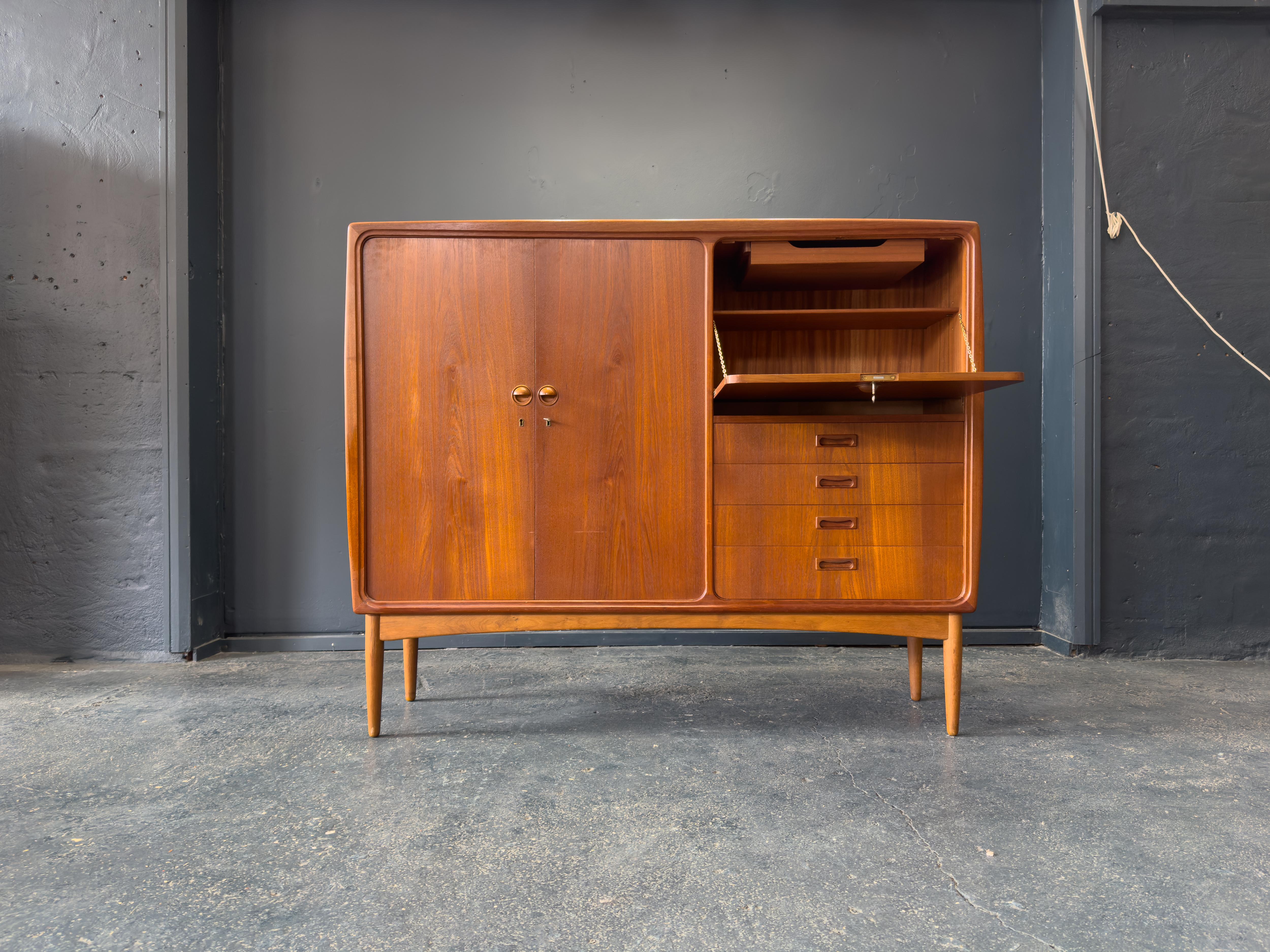 Grande armadio e scrivania in teak In condizioni buone in vendita a London, GB