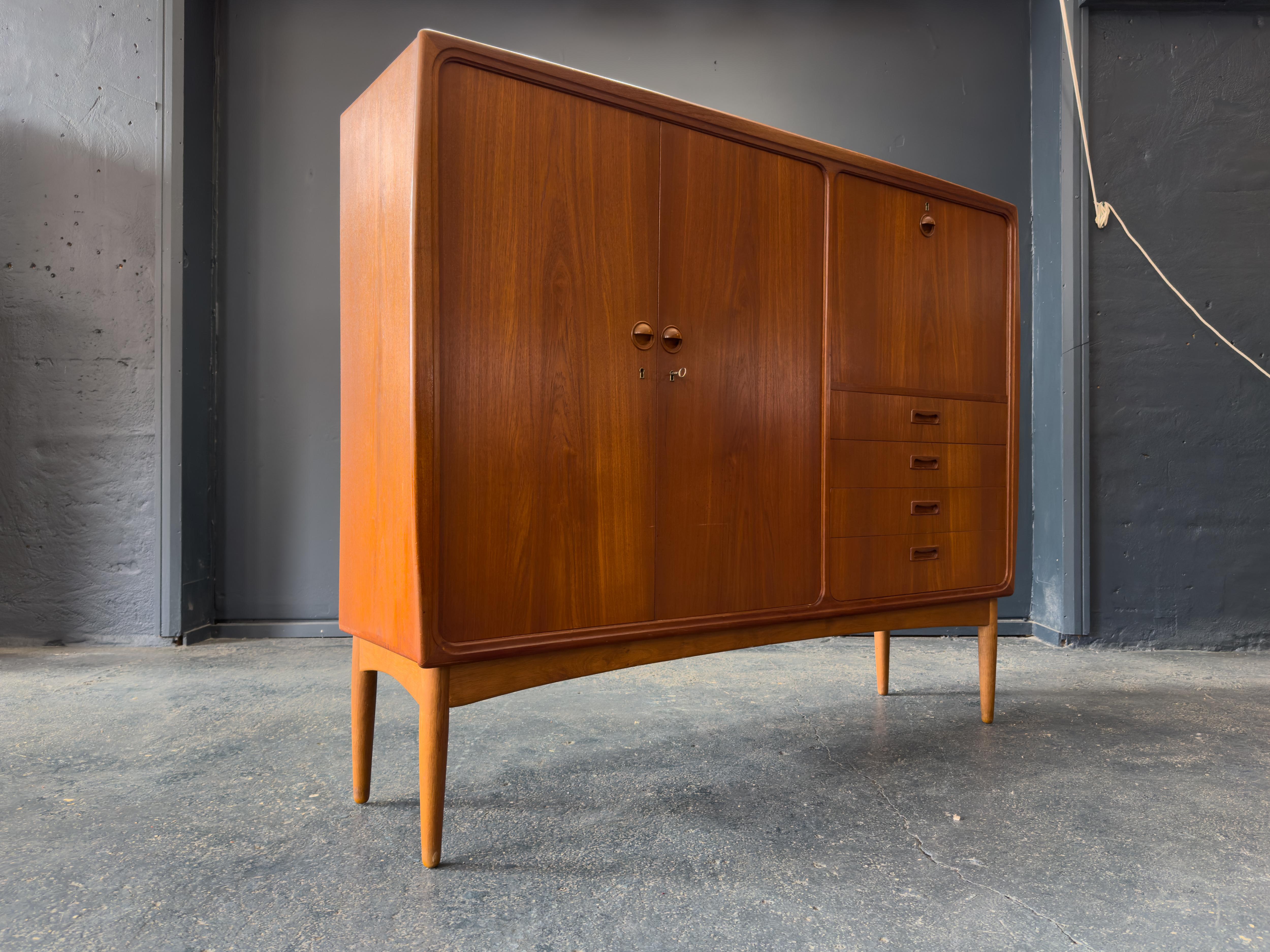 XX secolo Grande armadio e scrivania in teak in vendita