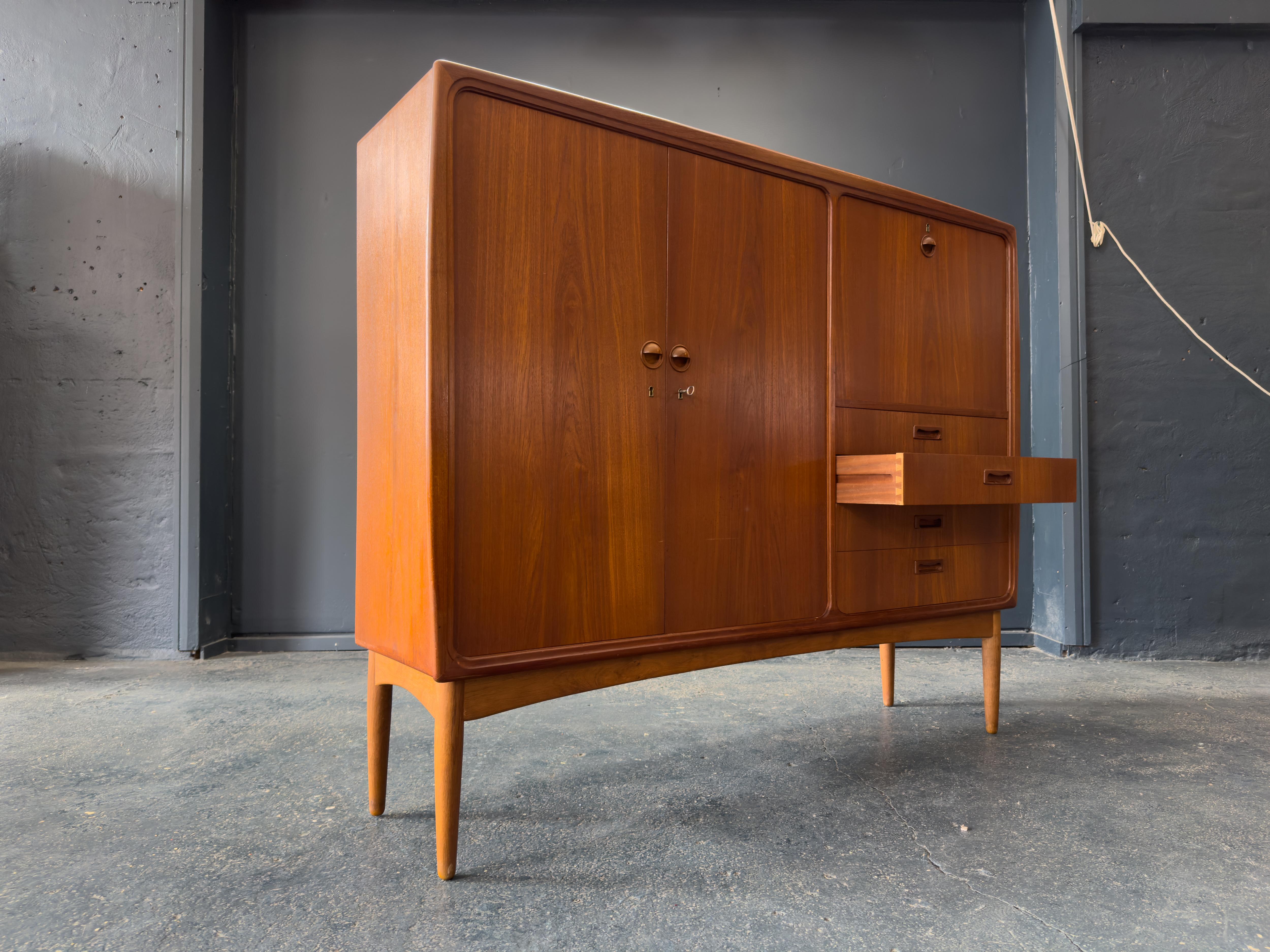 Teak Grande armadio e scrivania in teak in vendita
