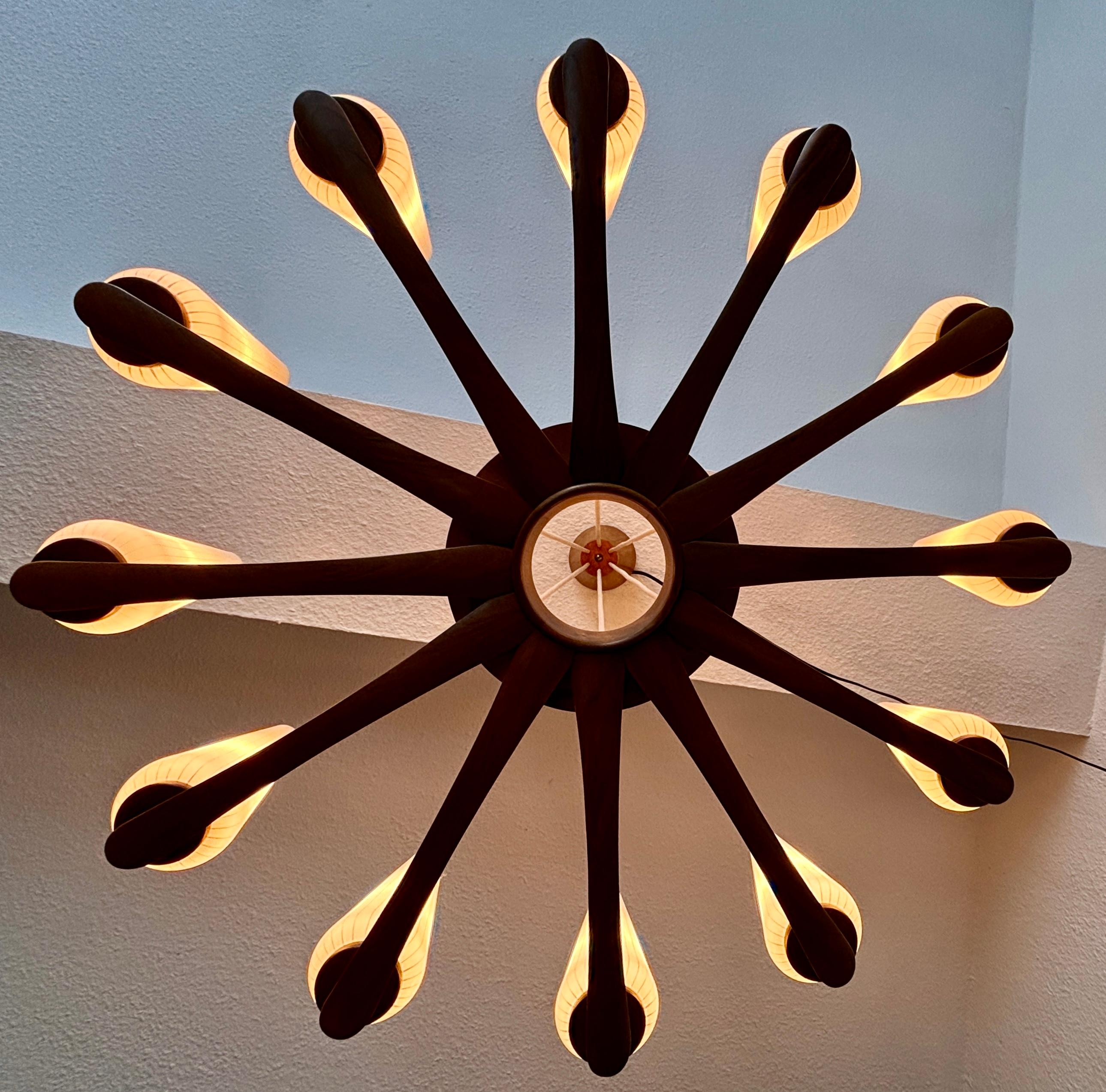 Uno & Östen Kristiansson. Lampada da soffitto in legno e vetro opalino, Luxus Vittsjö, progettata nel 1951 dall'azienda svedese Vittsjö, anni '60.
È in eccellenti condizioni vintage.
Tutti i vetri sono intatti e non danneggiati.

Dimensioni del