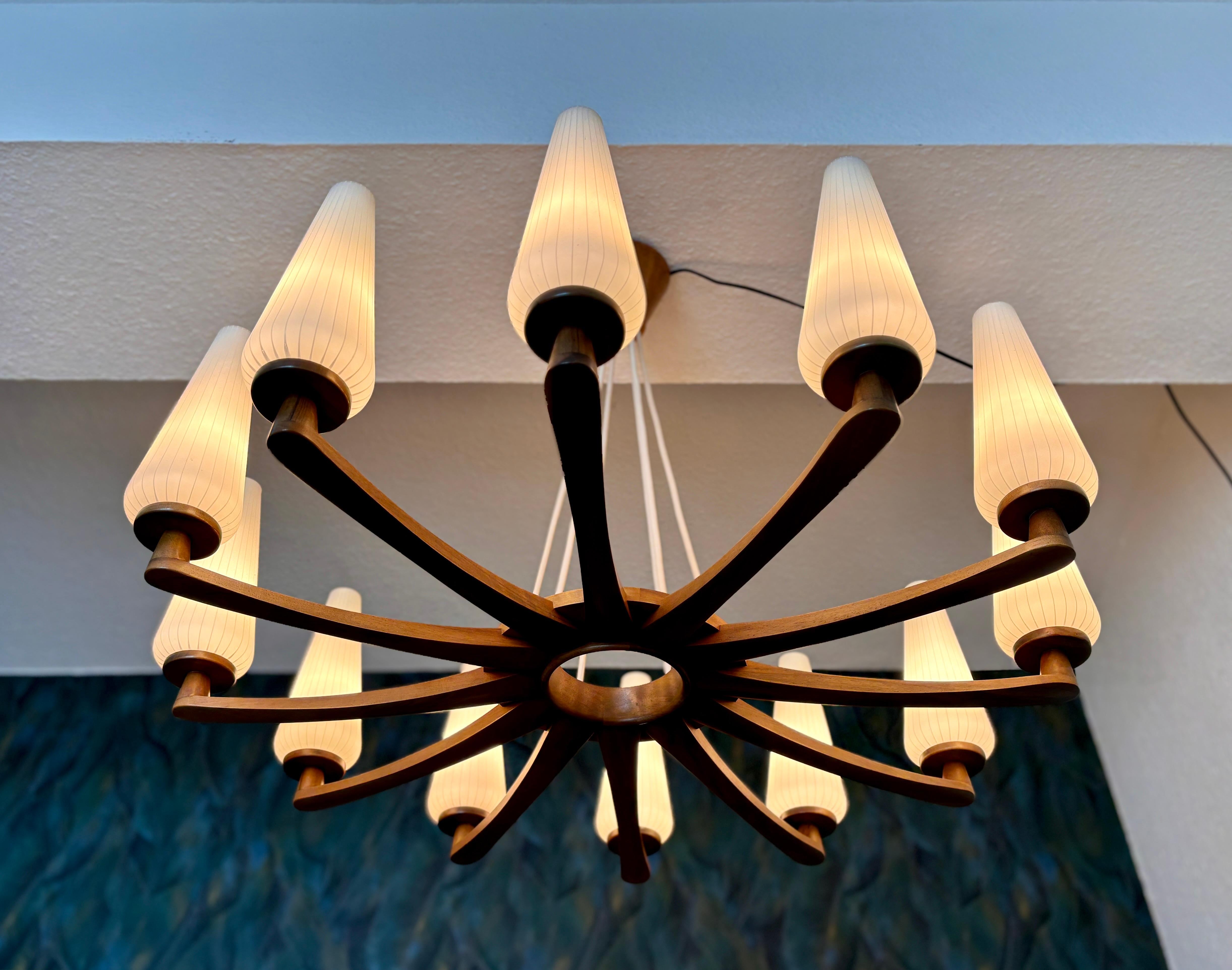 Mid-Century moderno Grande lampadario in teak di Uno & Östen Kristiansson by Vittsjö in vendita
