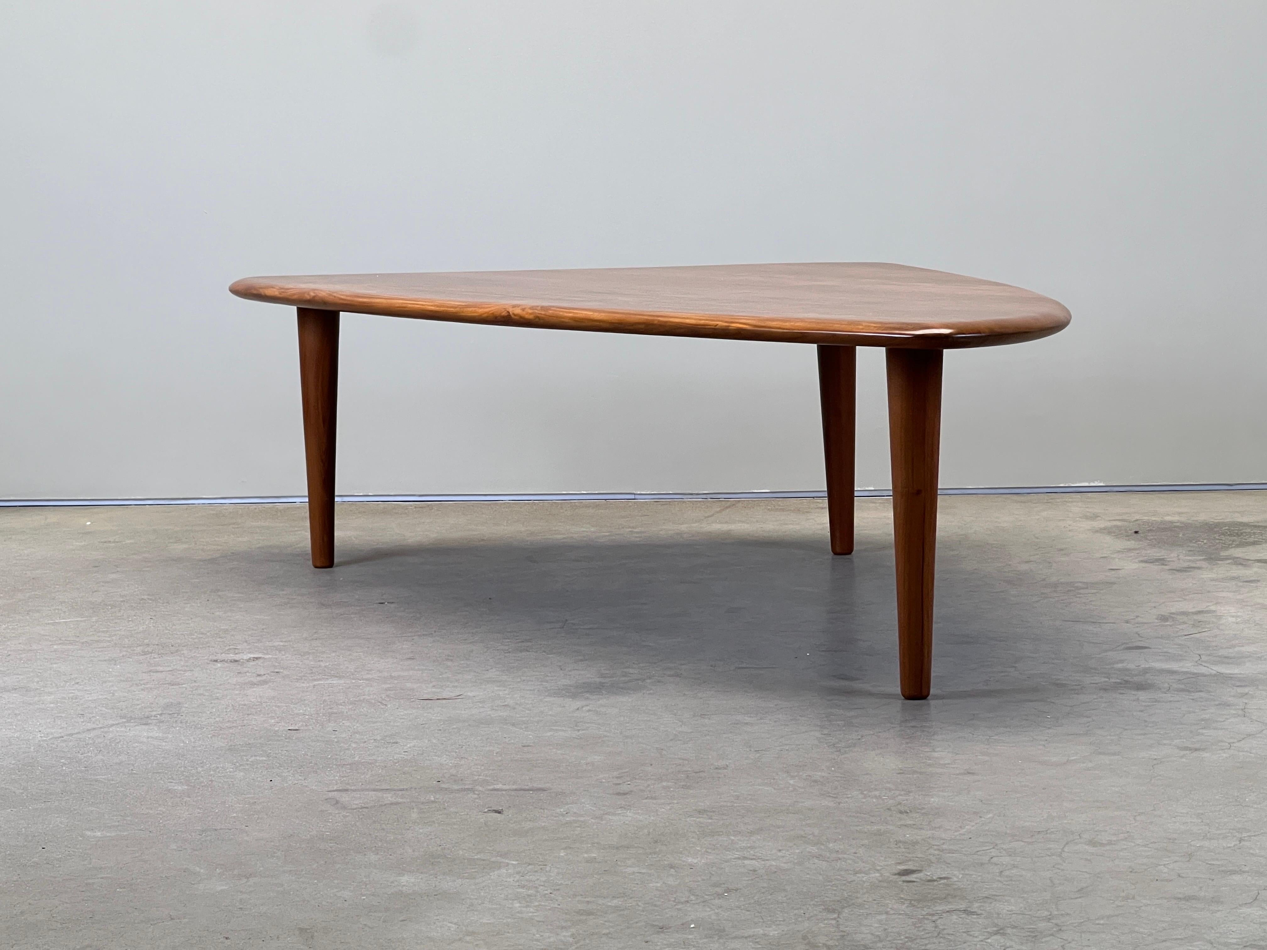 Grande table basse en teck conçue par Johannes Aasbjerg. Refinished. 