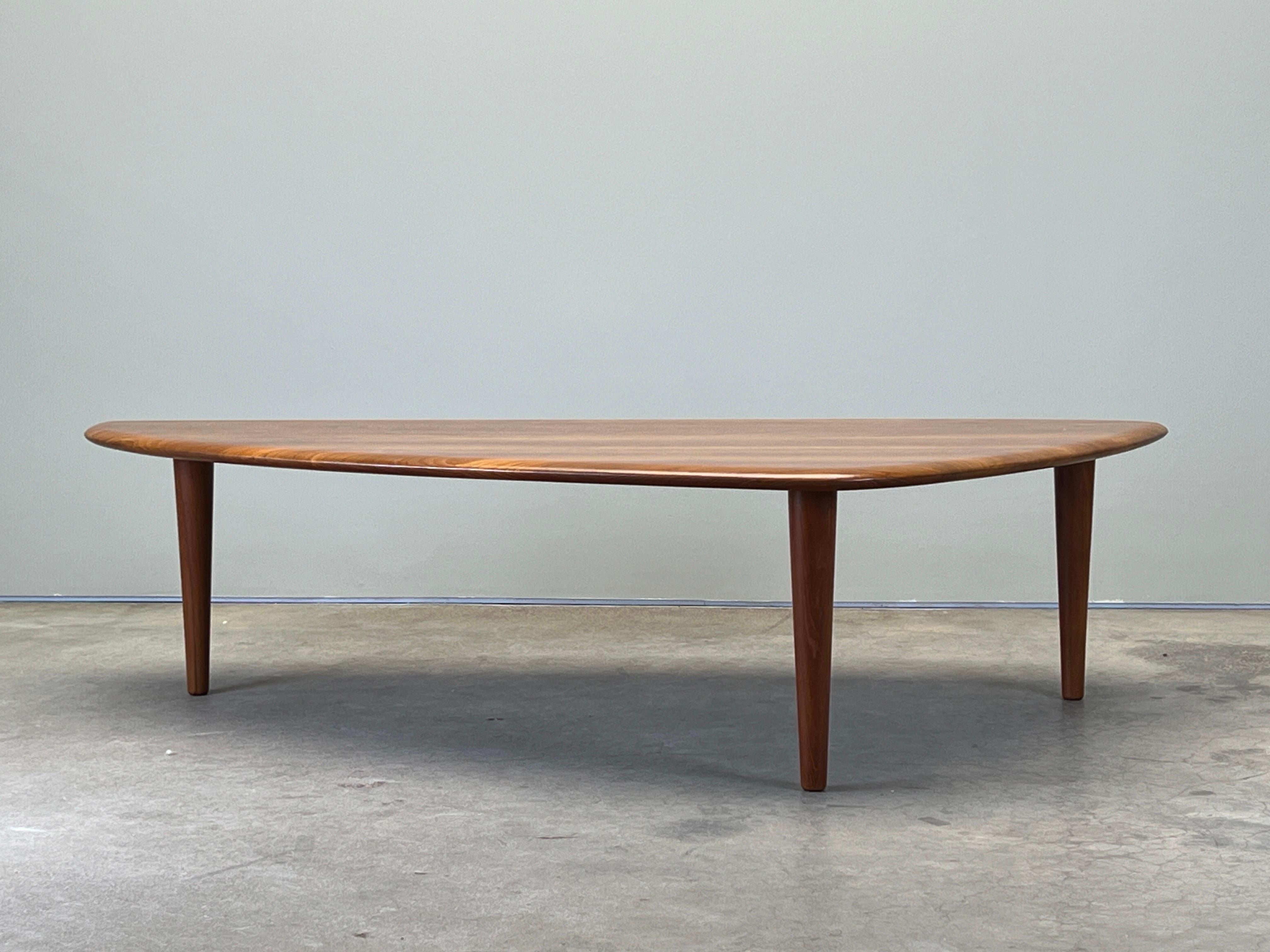 Milieu du XXe siècle Grande table basse en teck de Johannes Aasbjerg en vente