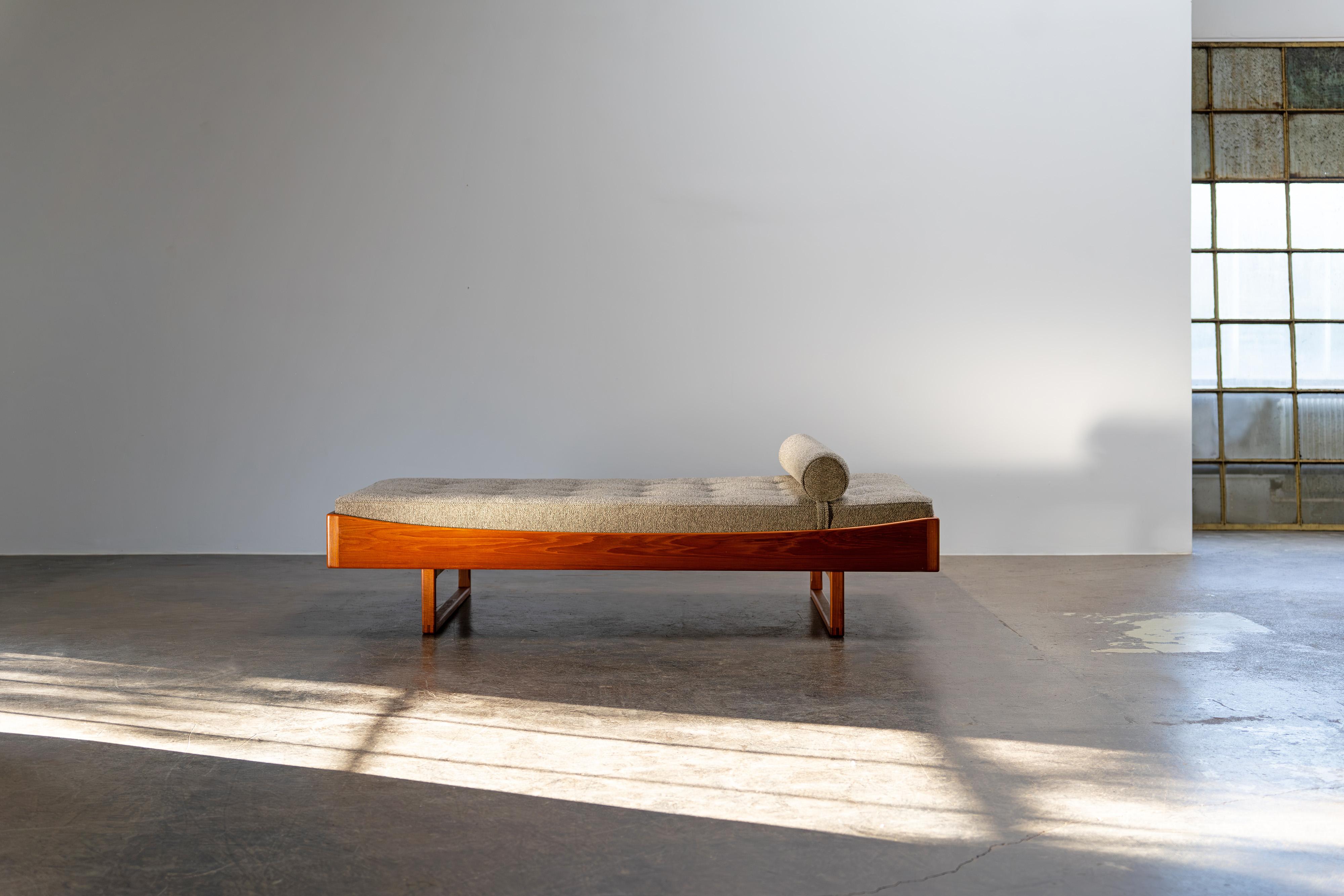 Ce lit de jour en teck, conçu par le fabricant de meubles danois Bernhard Pedersen & Søn, illustre la simplicité et l'élégance du design danois classique.

Son cadre élégant en bois massif présente un plateau incurvé et des pieds géométriques. Avec