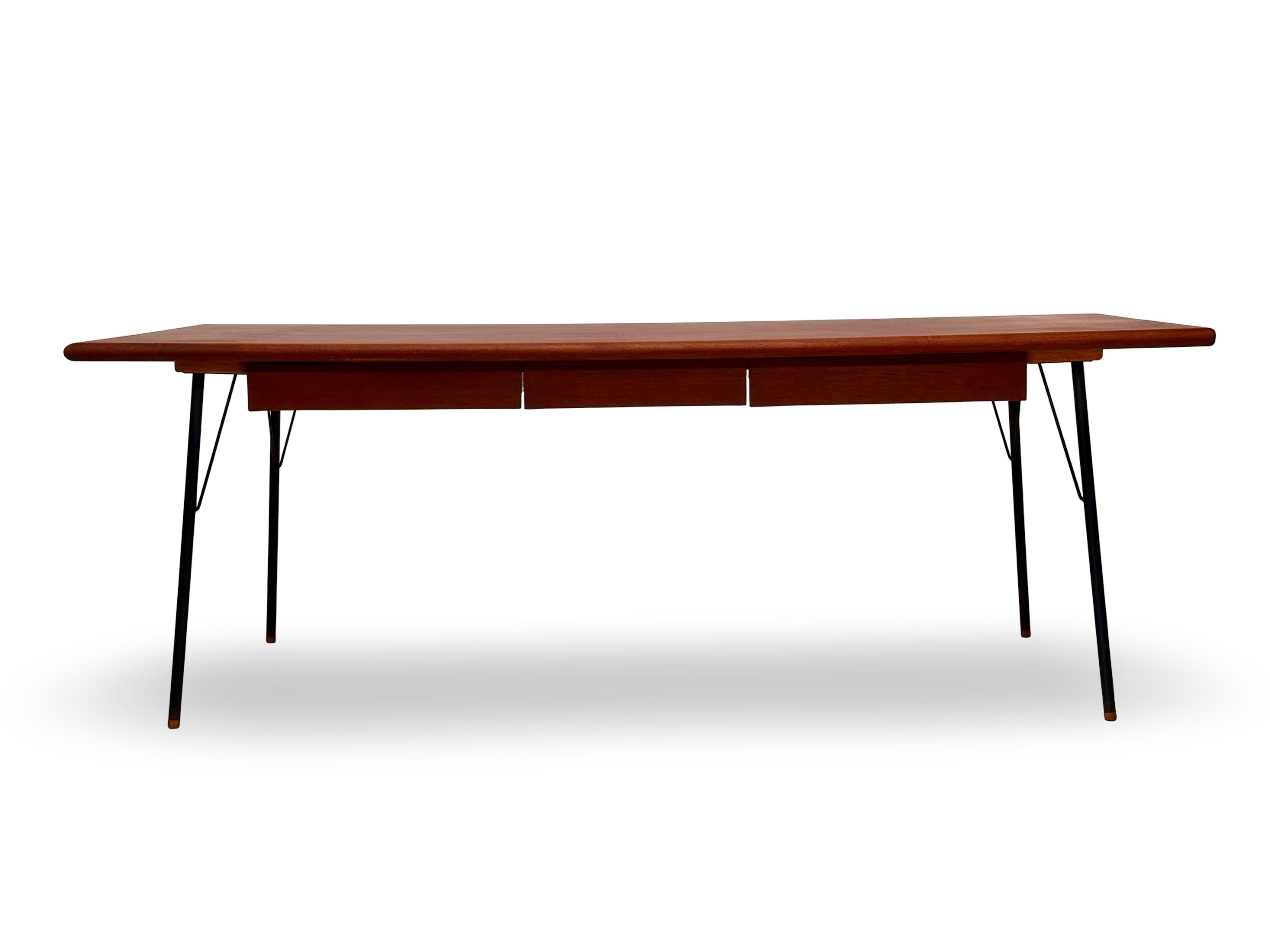 Grande scrivania da manager in teak con gambe in metallo e scarpe originali in teak. Designer danese e Søborg Møbelfabrik intorno al 1955 - 1960. 3 grandi cassetti con scomparti.