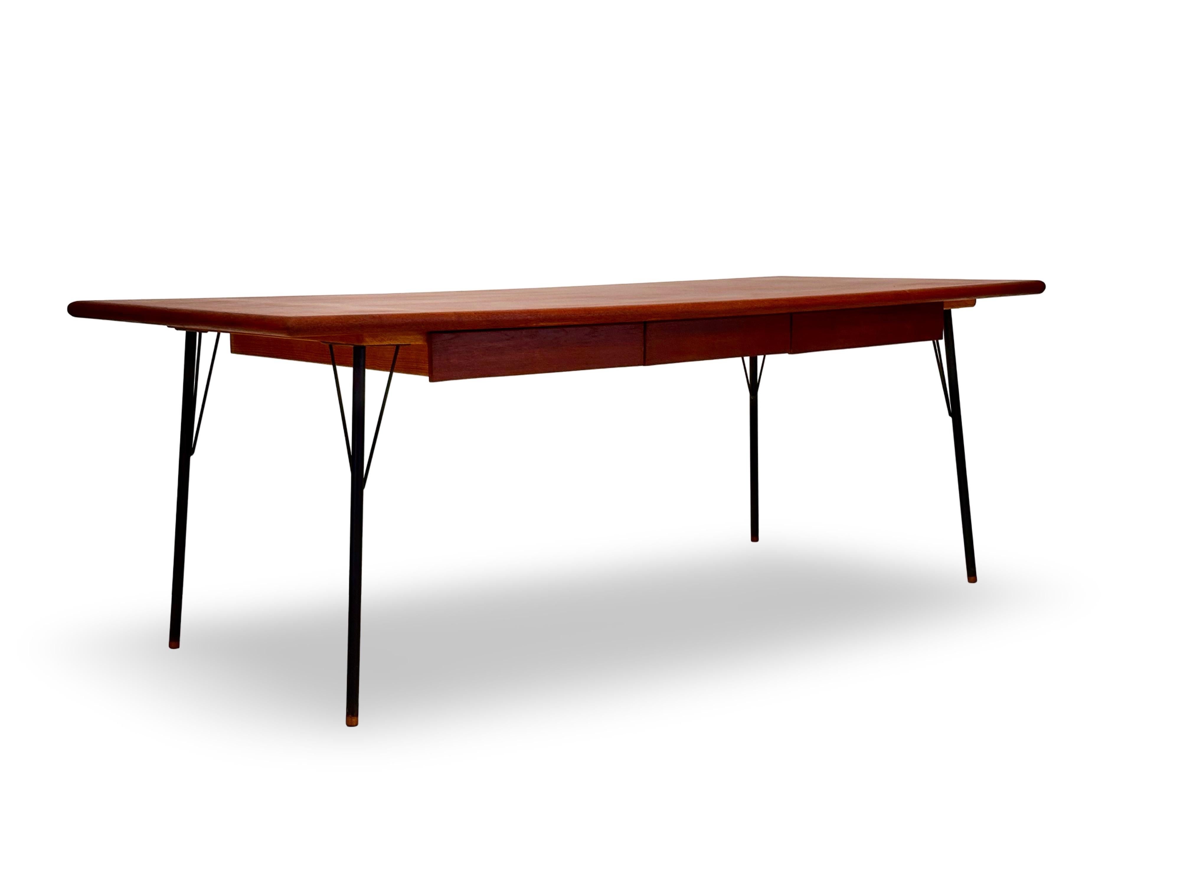 Scandinavo moderno Grande scrivania in teak con gambe in metallo disegnata da Søborg Møbler, Danimarca. in vendita