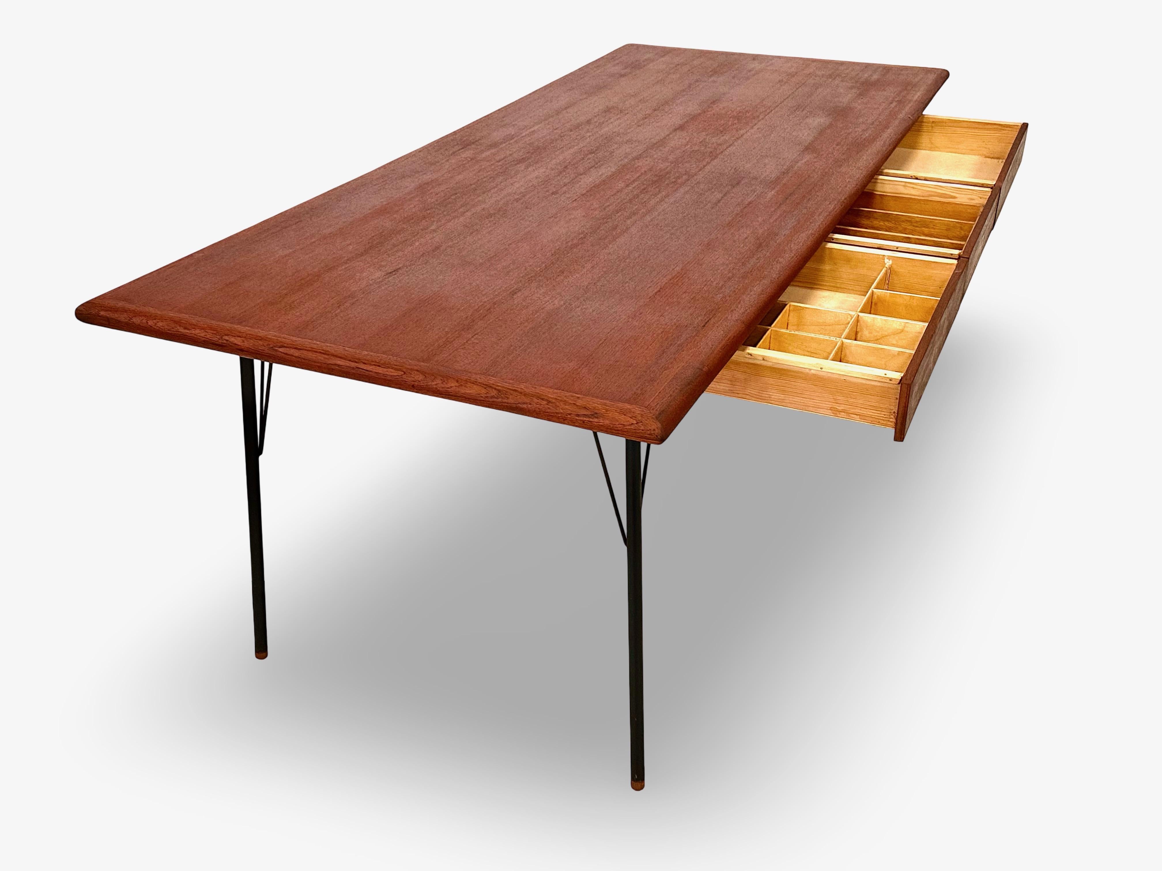 Grande scrivania in teak con gambe in metallo disegnata da Søborg Møbler, Danimarca. In condizioni discrete in vendita a København K, DK