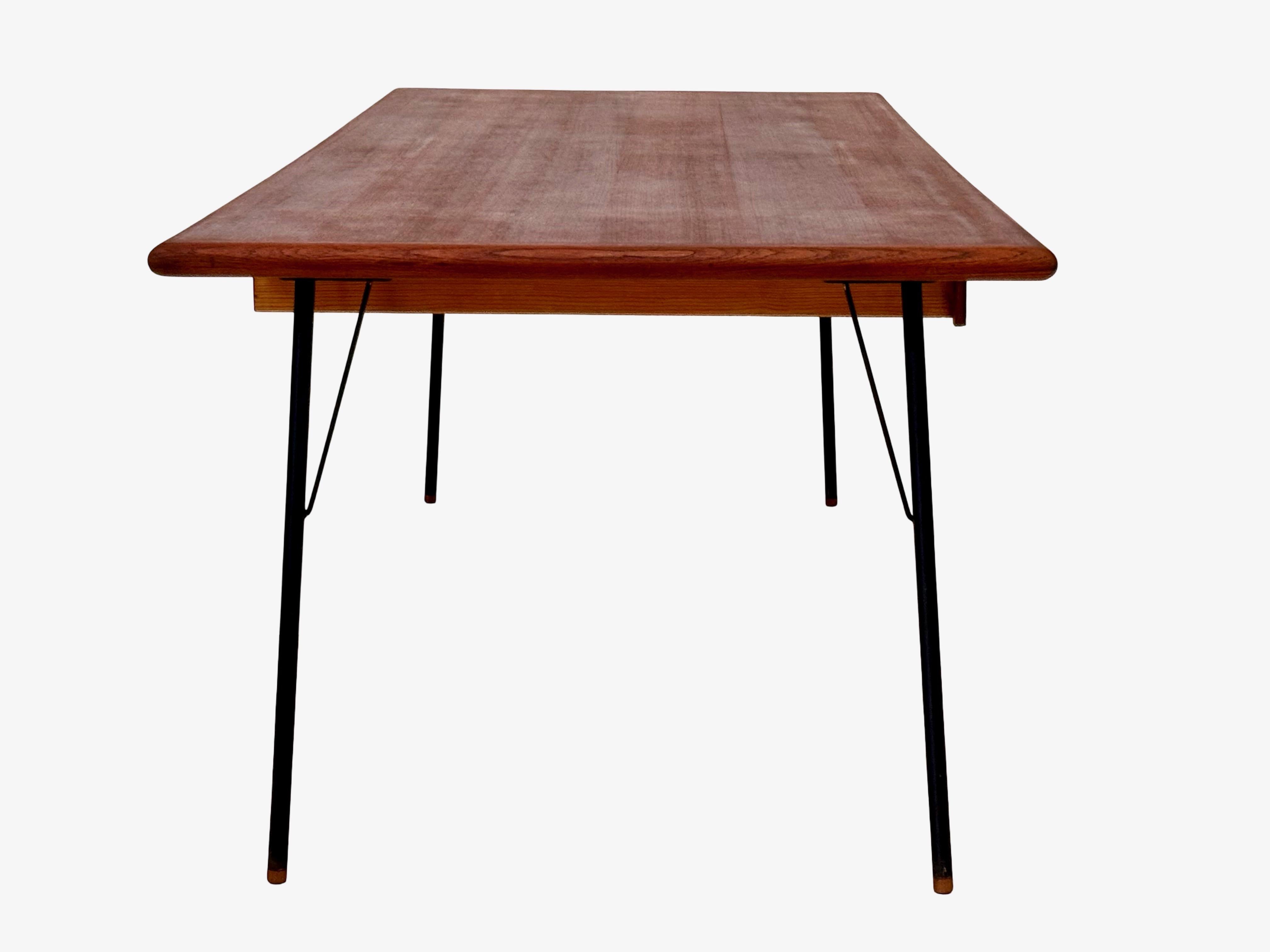 Metallo Grande scrivania in teak con gambe in metallo disegnata da Søborg Møbler, Danimarca. in vendita
