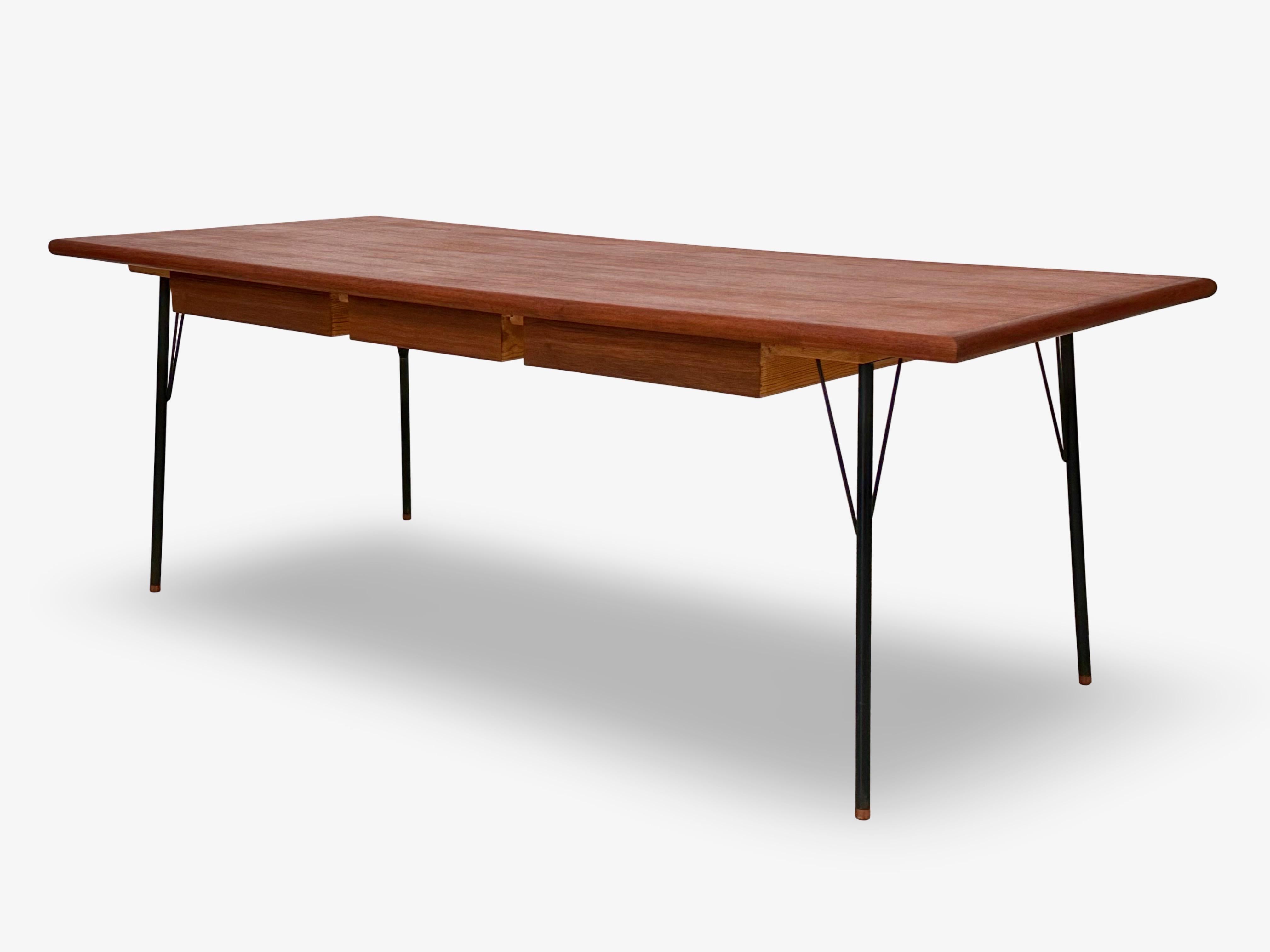 Grande scrivania in teak con gambe in metallo disegnata da Søborg Møbler, Danimarca. in vendita 1