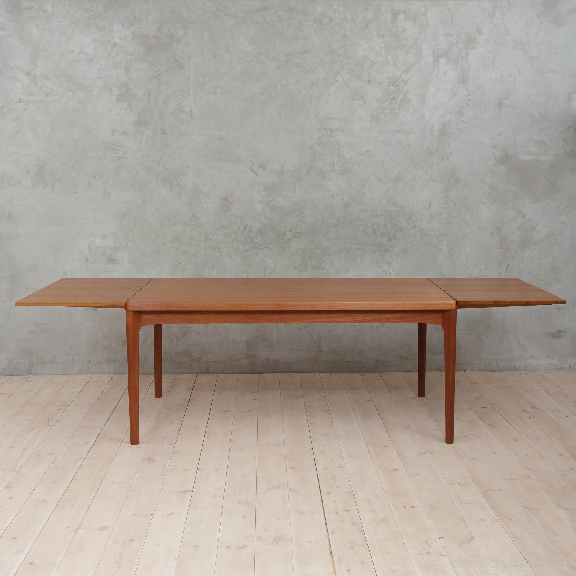 Large Teak Dining Table by Henning Kjaernulf In Excellent Condition For Sale In Warsaw, PL
