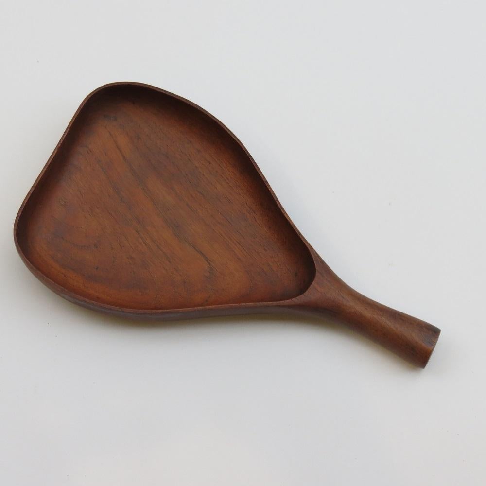 Wonderful large solid Teak dish with handle. Hand crafted from solid Teak, dating from the 1960s.
Very nicely patinated over time and is a wonderful rich colour, beautiful shading emphasises the wonderful shape of the piece.

 