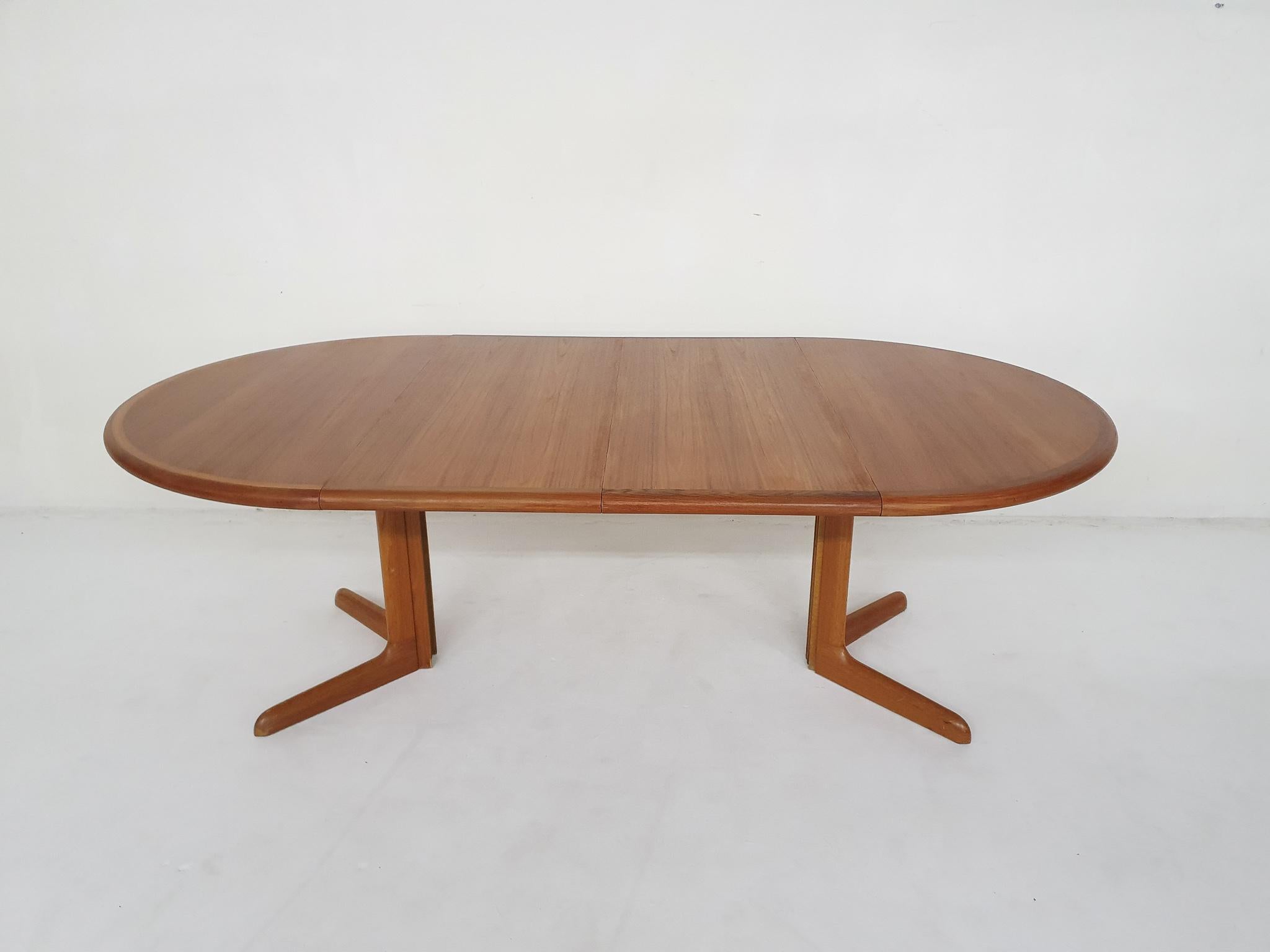Round teak dining table with 2 extension leaves which gives space to seat up to 8 people. The extension leaves should be stored seperatly.
The top has been sand and laquered.
Measure: diameter 122, extended 220 cm

Niels Otto Møller was a Danish