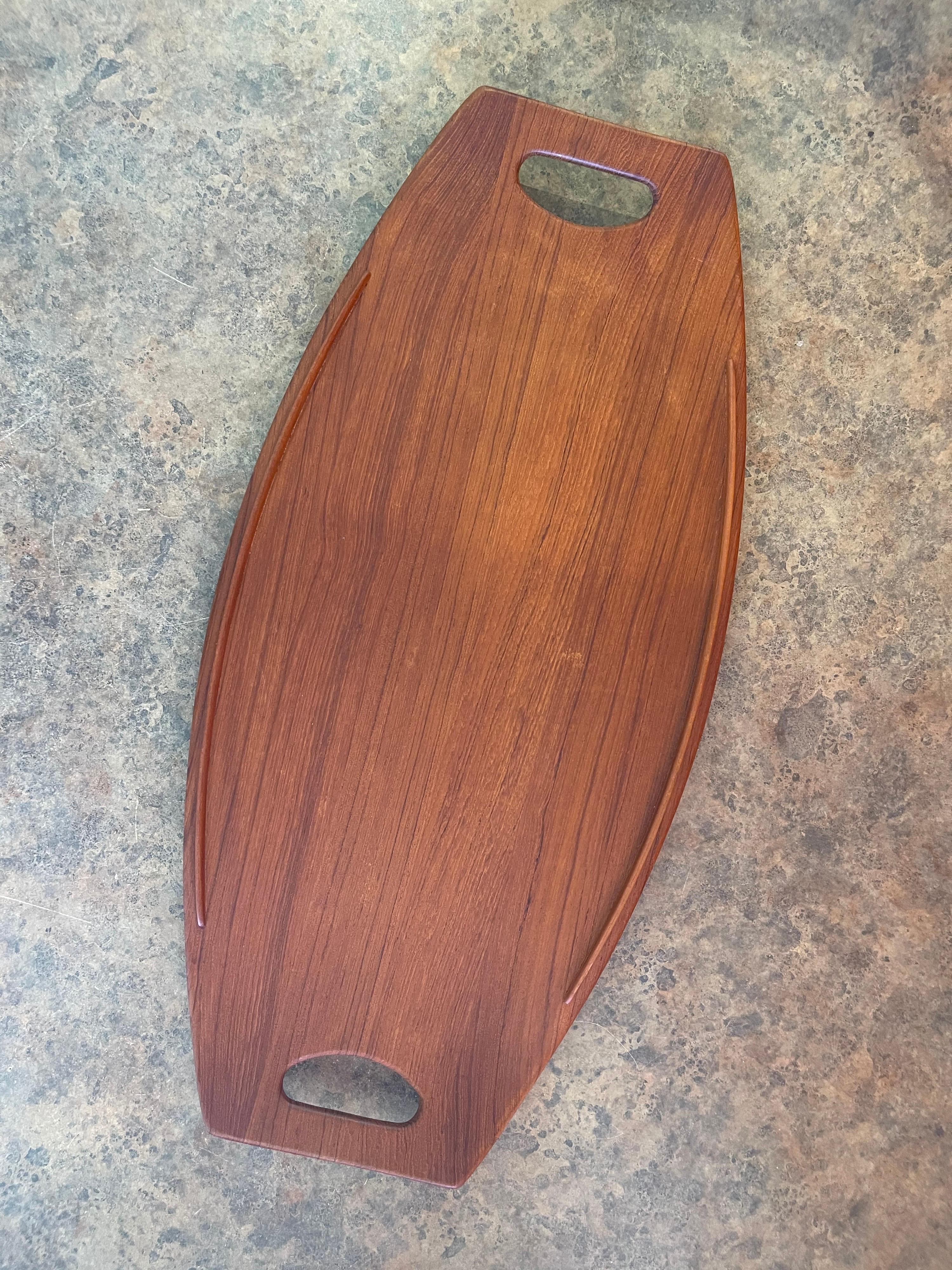 Beautiful large teak gondola tray by Jens Quistgaard for Dansk, circa 1950s (early production). Original condition with raised edges and elegant lines; the tray measures is 23.5