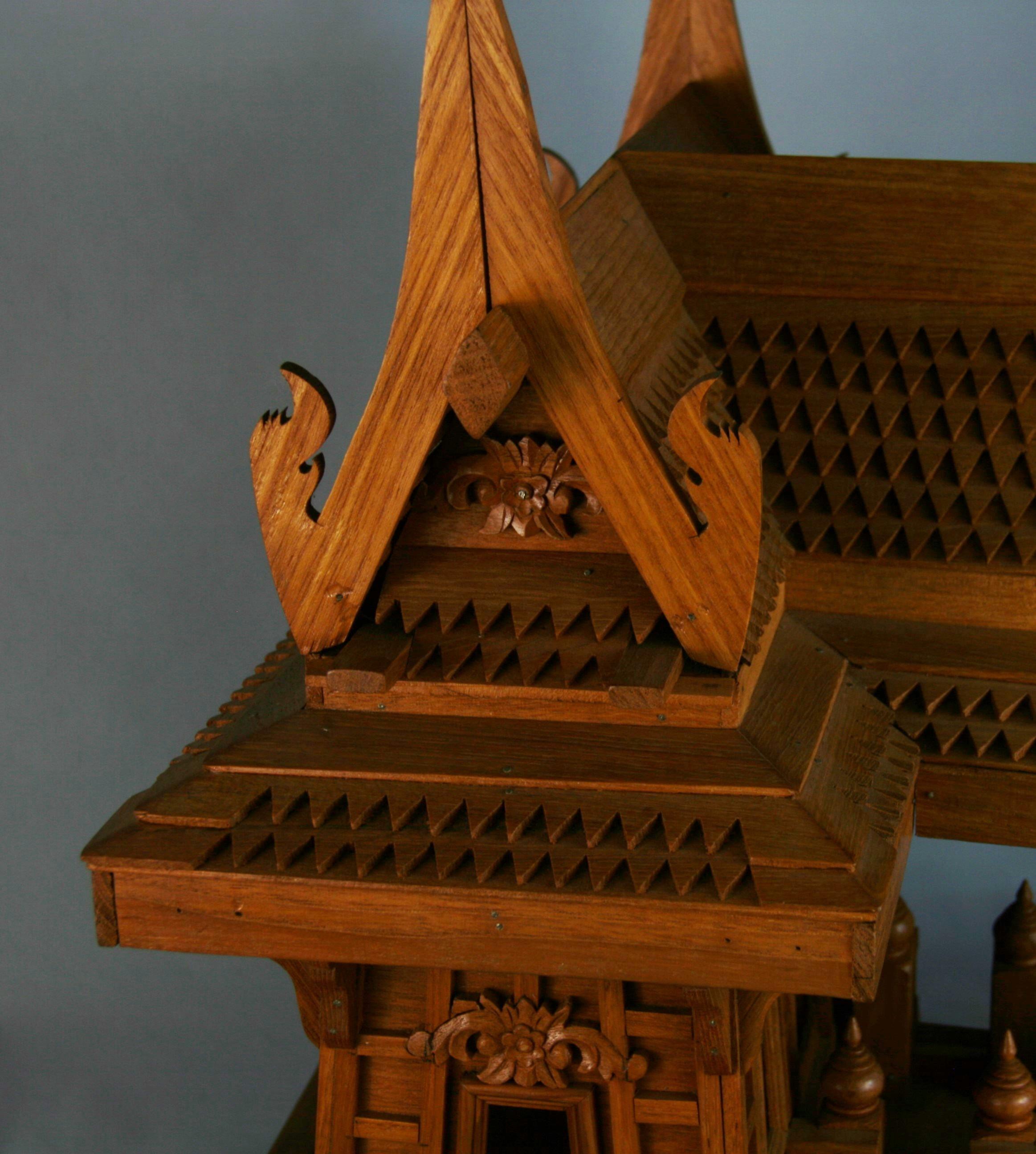 Großes handgefertigtes architektonisches Modell eines nord thailändischen Hauses aus Teakholz im Angebot 7