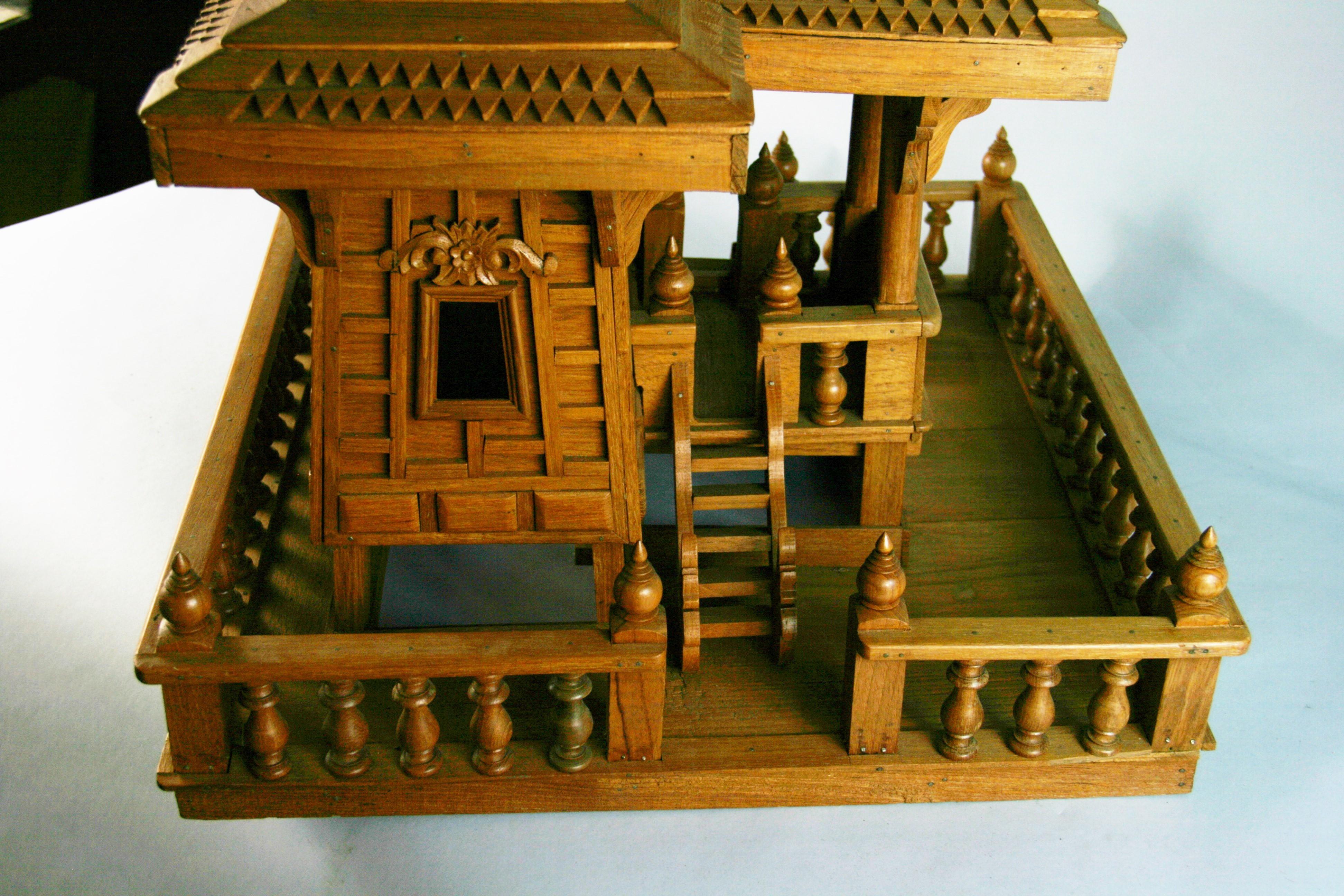 Großes handgefertigtes architektonisches Modell eines nord thailändischen Hauses aus Teakholz im Angebot 9