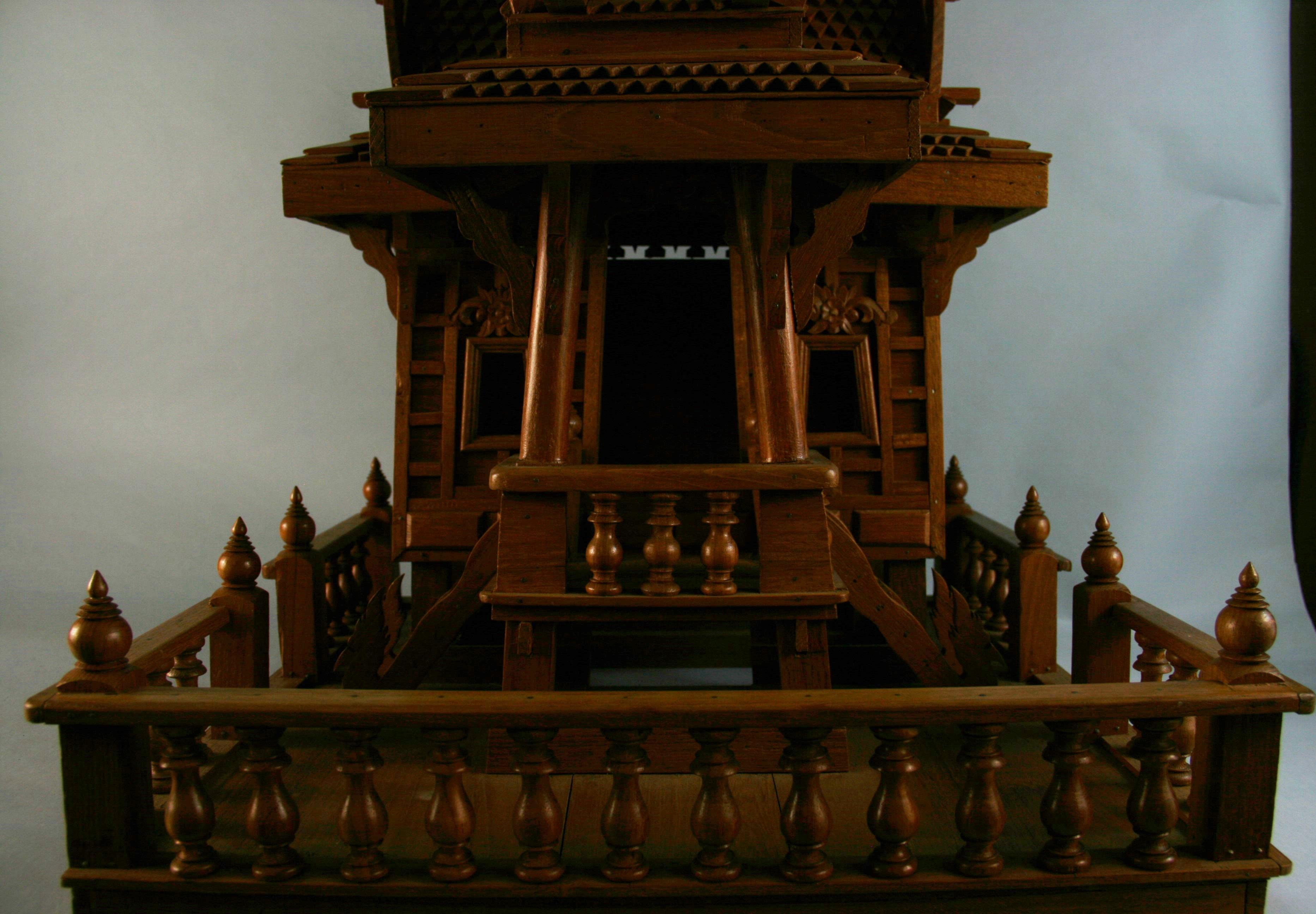 Großes handgefertigtes architektonisches Modell eines nord thailändischen Hauses aus Teakholz im Angebot 11