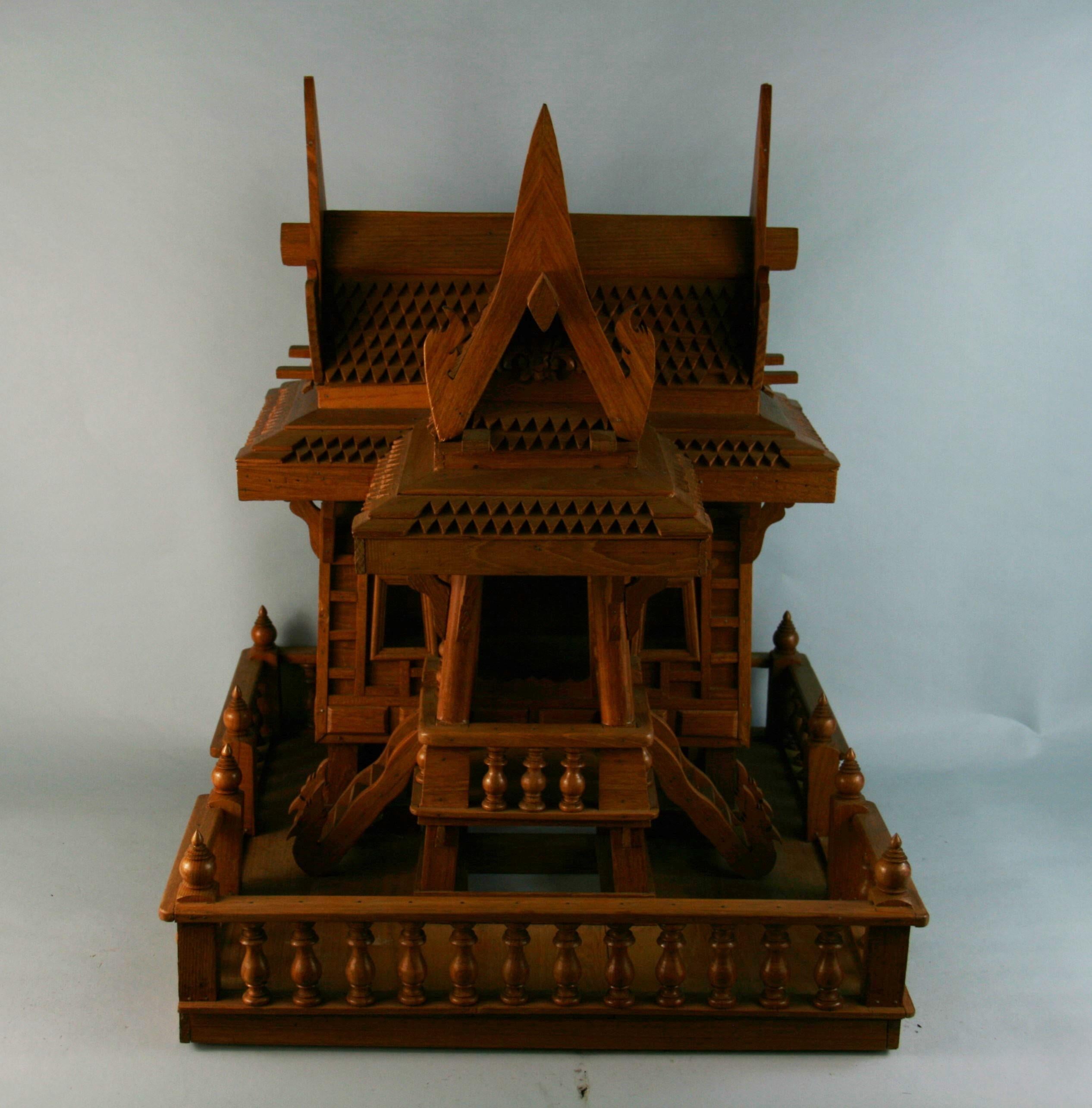 3-800 handgefertigtes Architekturmodell eines Hauses in Nordthailand aus Teakholz.