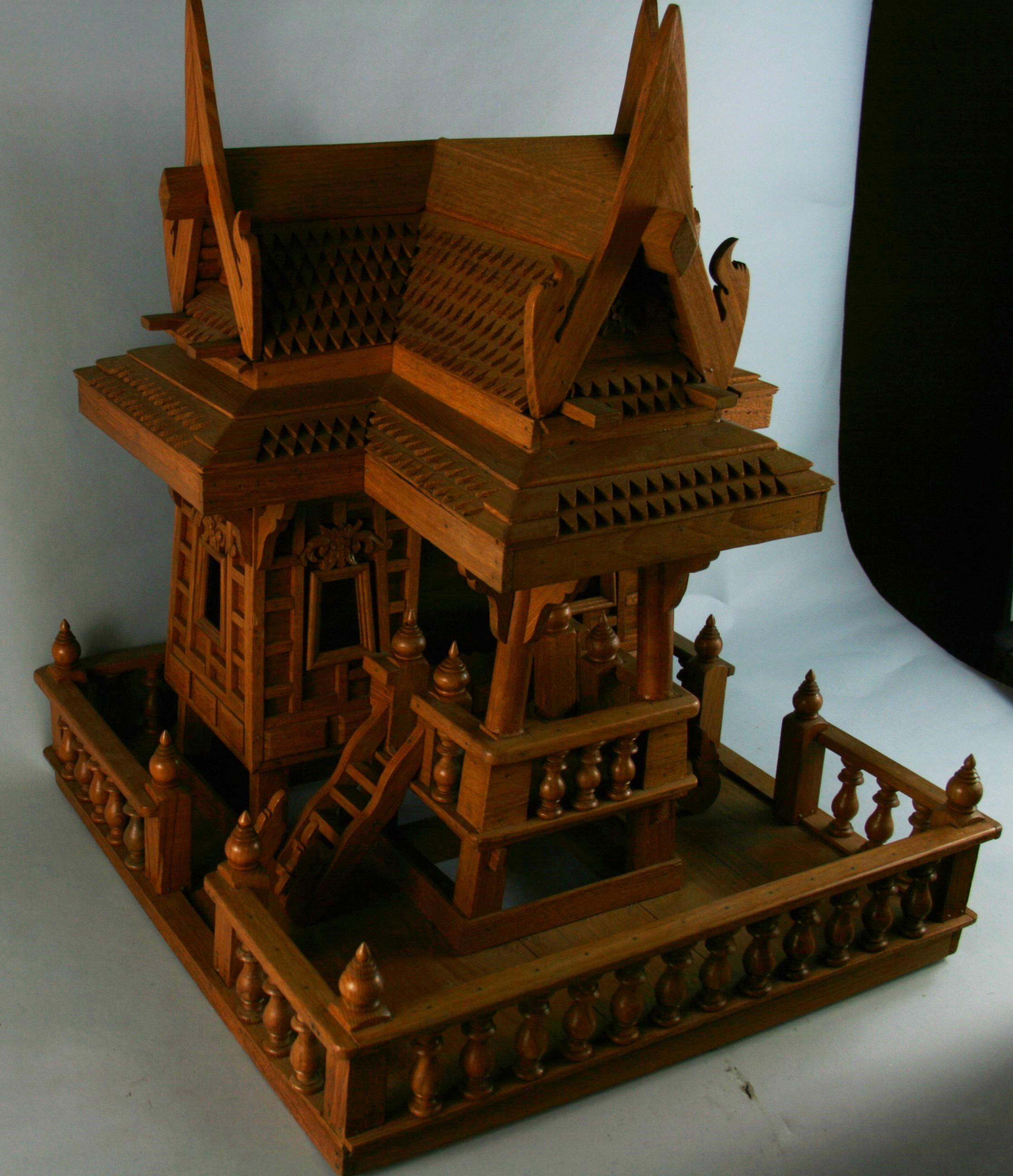 Großes handgefertigtes architektonisches Modell eines nord thailändischen Hauses aus Teakholz (Handgefertigt) im Angebot