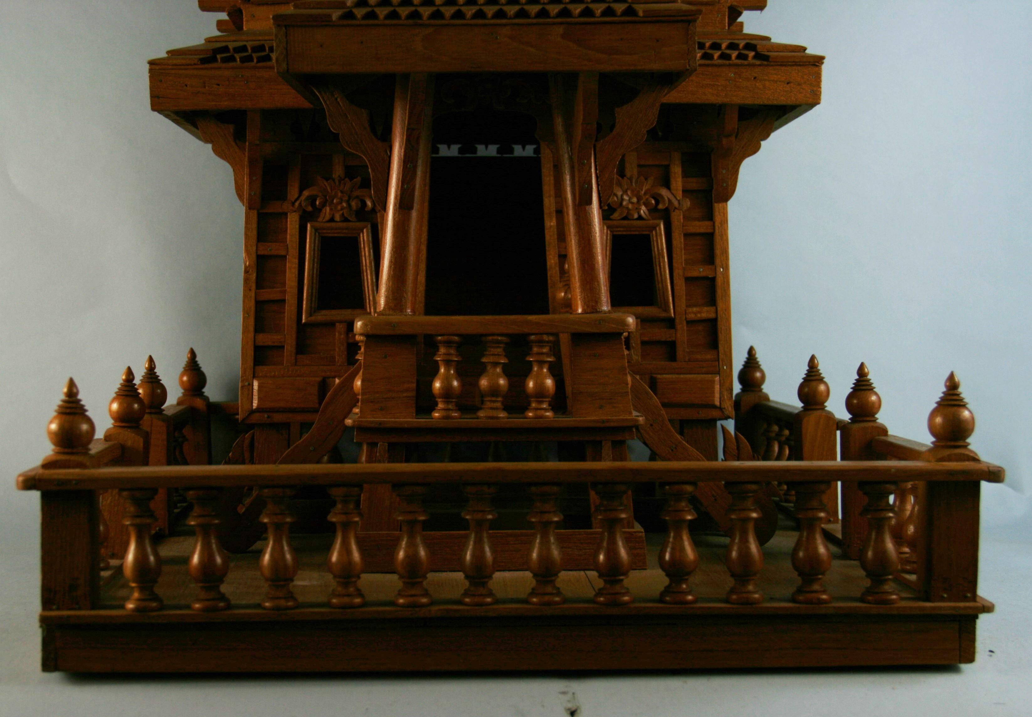 Großes handgefertigtes architektonisches Modell eines nord thailändischen Hauses aus Teakholz im Zustand „Gut“ im Angebot in Douglas Manor, NY