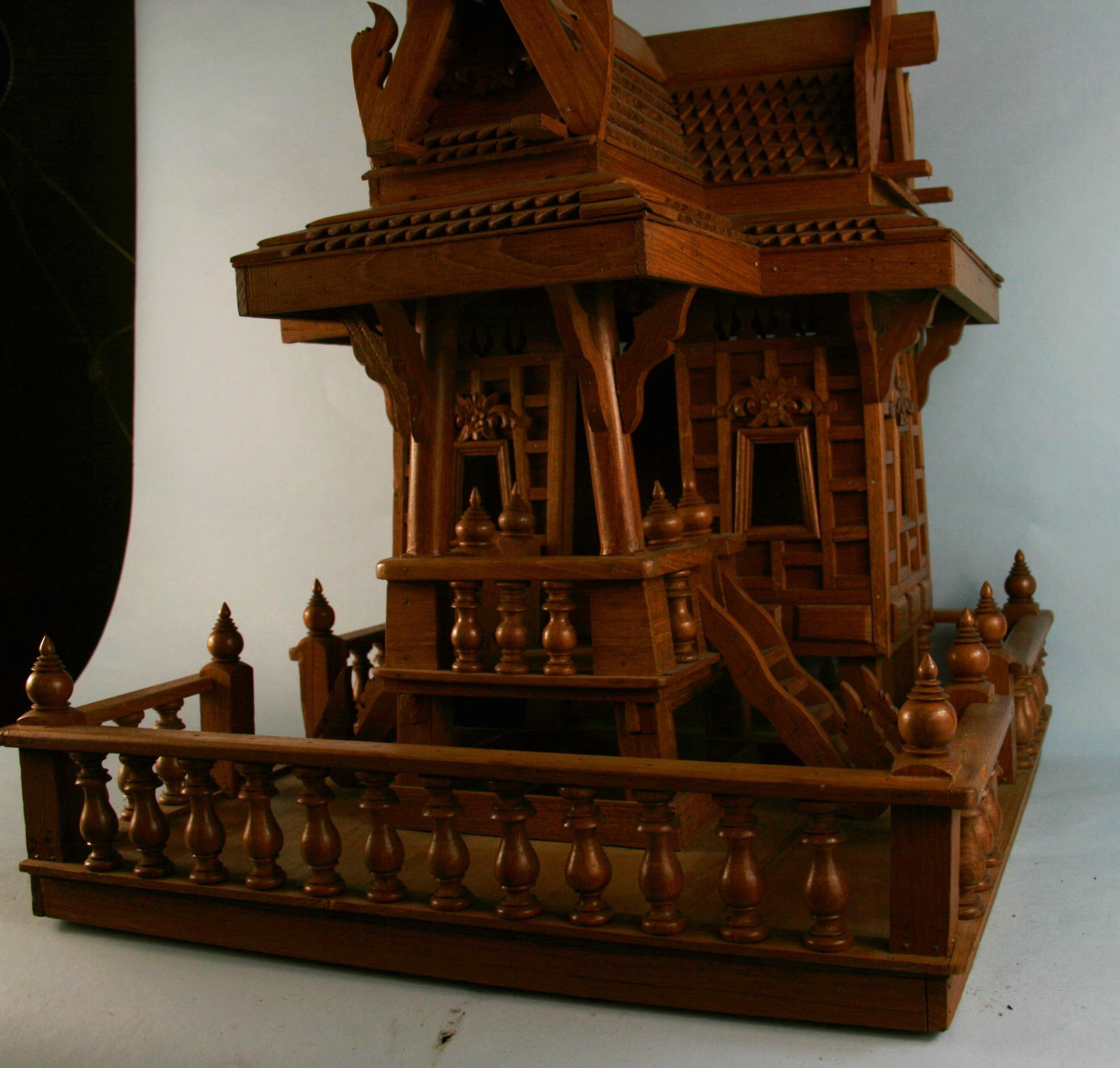 Großes handgefertigtes architektonisches Modell eines nord thailändischen Hauses aus Teakholz (Ende des 20. Jahrhunderts) im Angebot