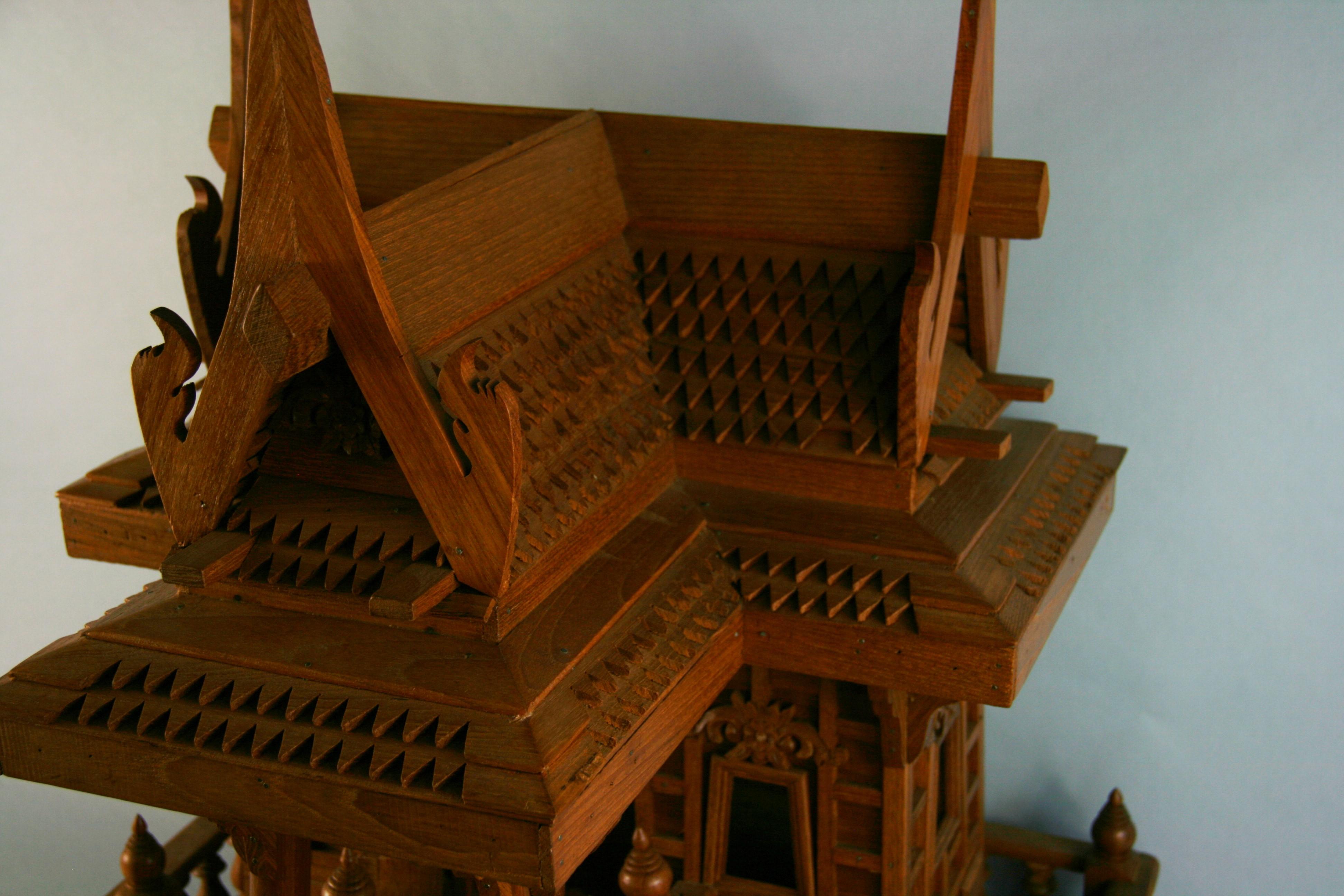 Großes handgefertigtes architektonisches Modell eines nord thailändischen Hauses aus Teakholz (Hartholz) im Angebot
