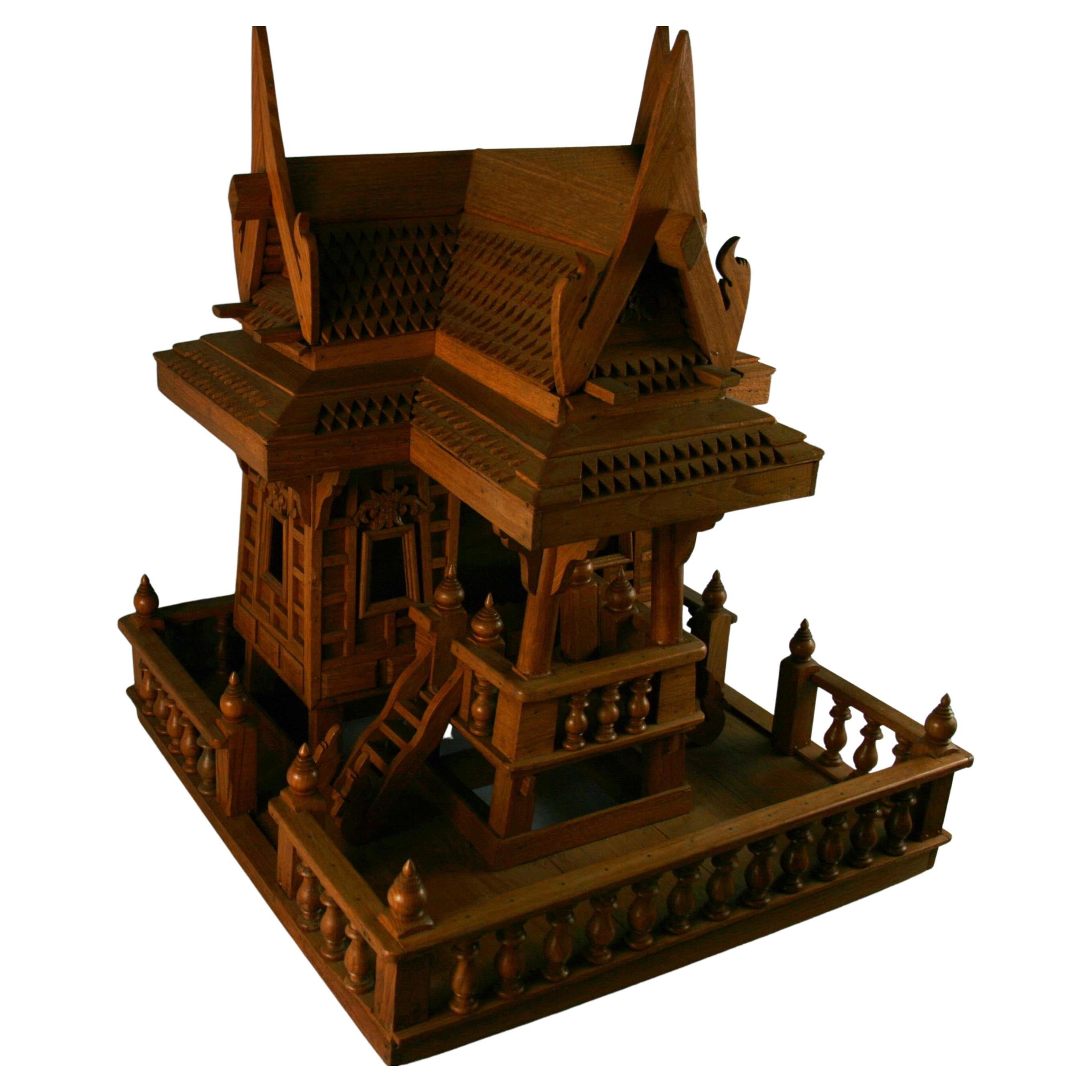 Großes handgefertigtes architektonisches Modell eines nord thailändischen Hauses aus Teakholz