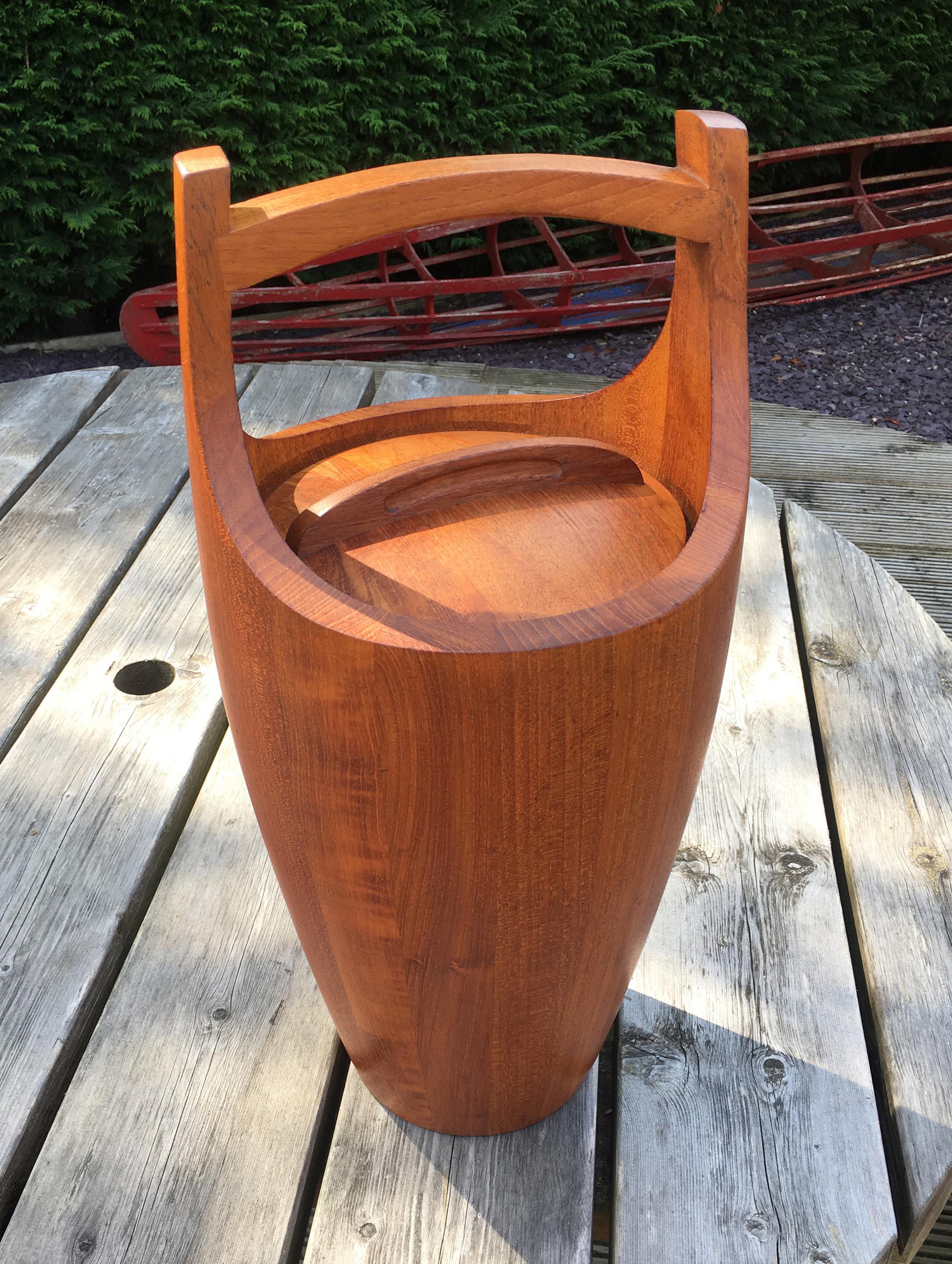A very nice larger version of this classic ice bucket in staved solid teak by Jens Quistgaard in very nice original condition, with it's original black liner.