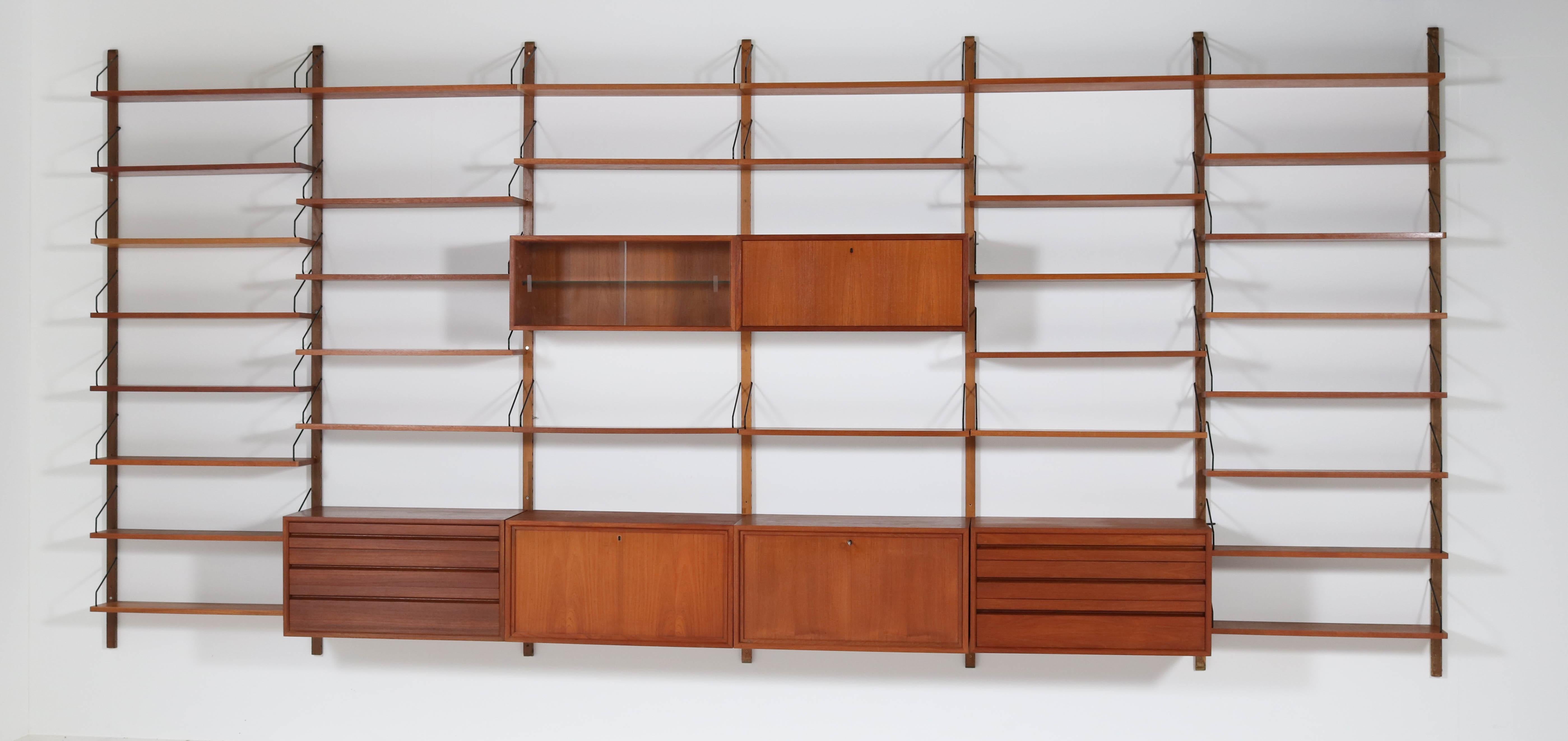 Magnificent extra large Mid-Century Modern teak modular wall unit.
Design by Poul Cadovius for Cado.
Striking design from the sixties.
This wall unit consists of:
7 uprights: H 225 cm or
2 cabinets with drawers: H 42.5 cm or 16.73 in., W 80 cm