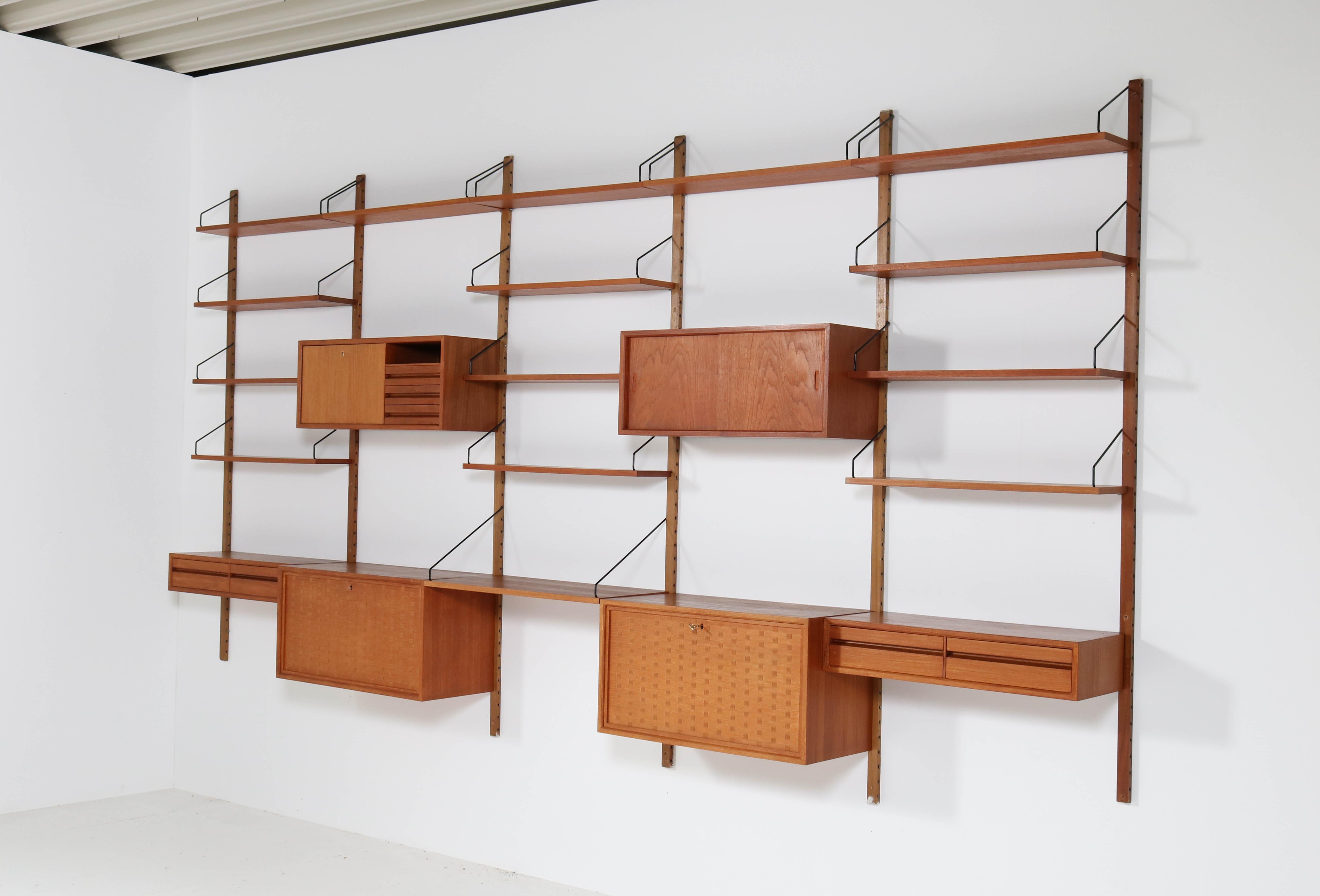 Magnificent extra large Mid-Century Modern teak modular wall unit.
Design by Poul Cadovius for Cado.
Striking Danish design from the sixties.
This wall unit consists of:
6 uprights: H:210 cm or 82.68 in.
2 cabinets with drop-leaf doors: 42 cm
