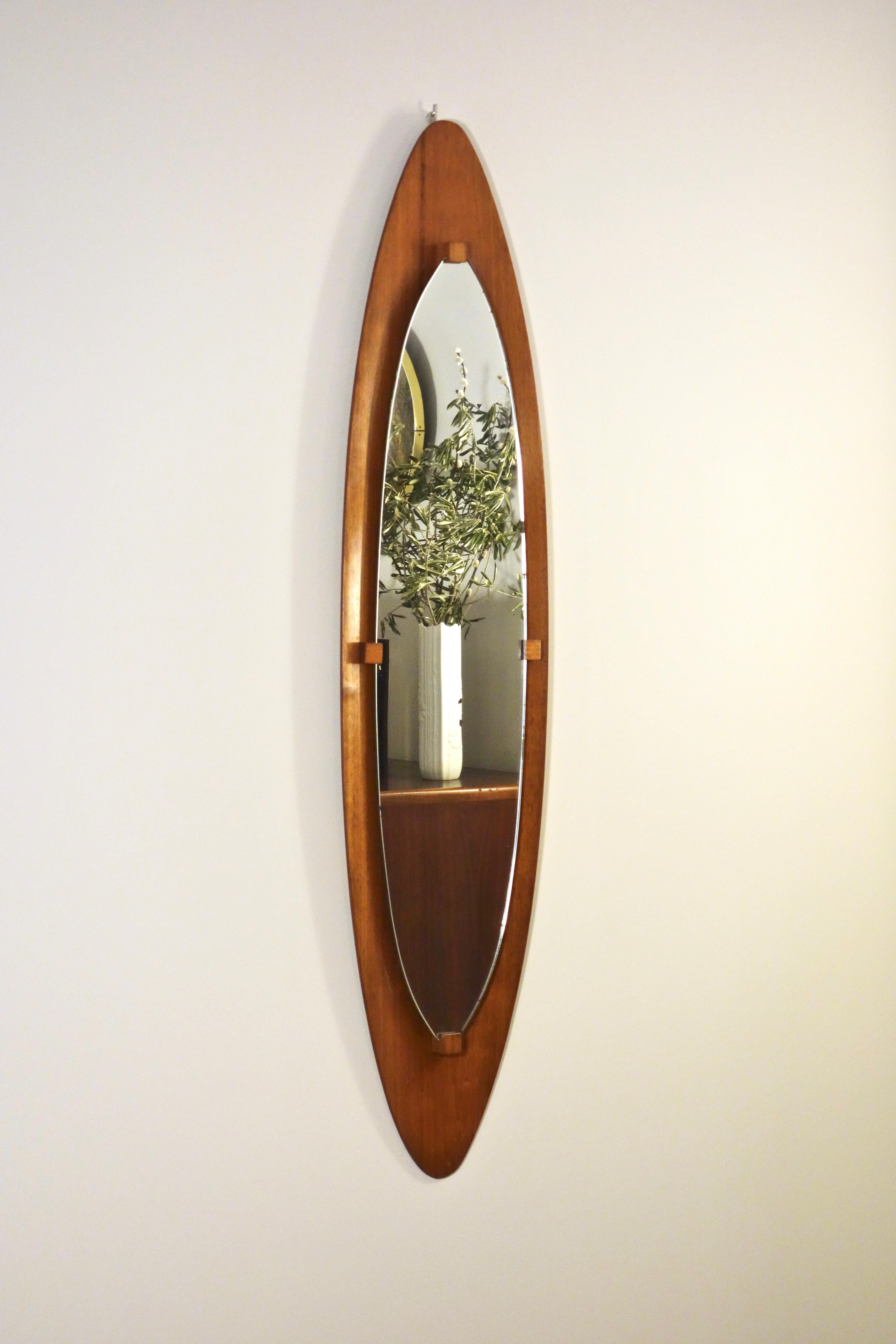Large Italian mirror by designers Franco Campo & Carlo Graffi for Home dating from the 1950's

Oval-shaped wall mirror with curved plywood teak surround receiving a mirror held by 4 solid teak pieces

Item restored with special oil for teak. It has
