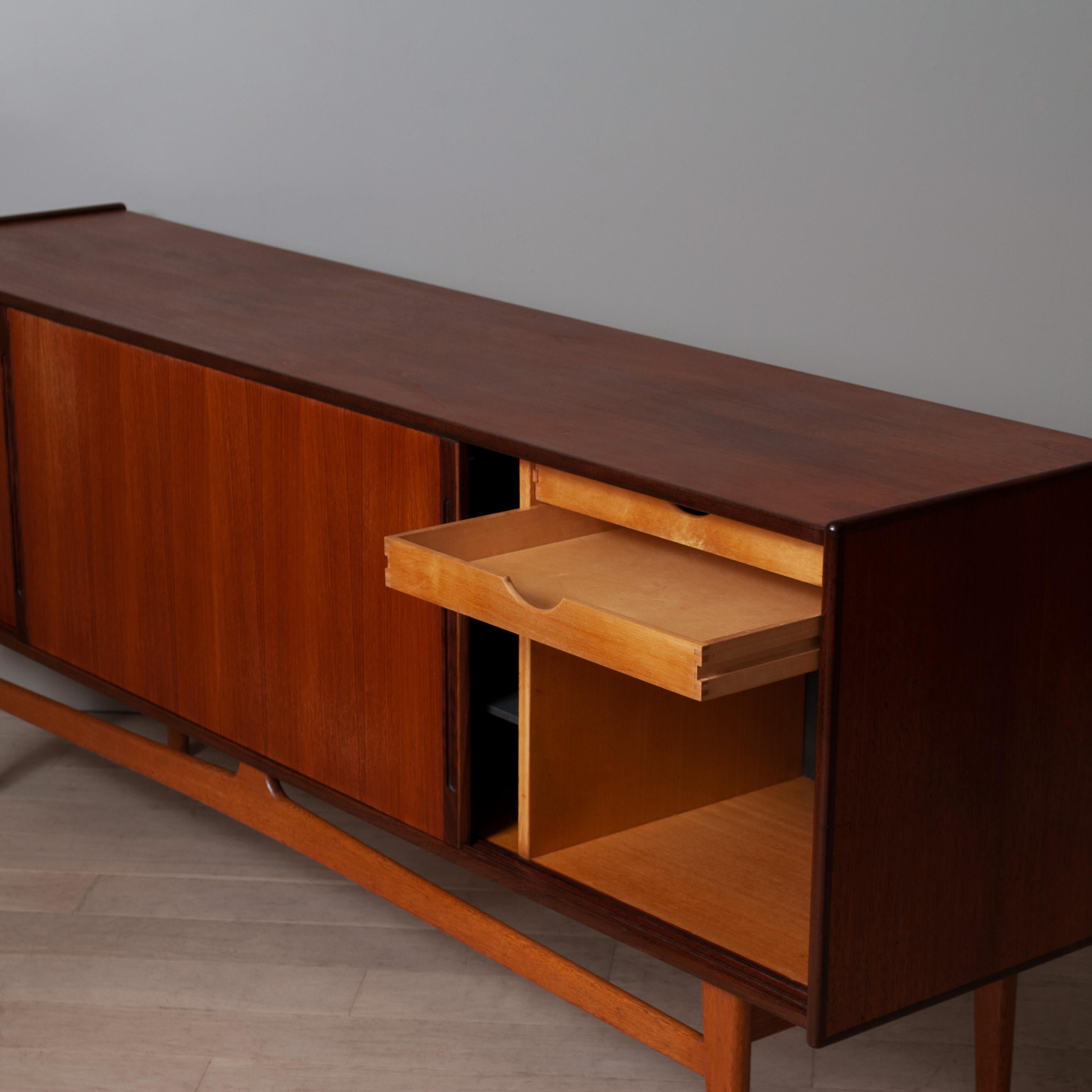 Large Teak & Oak Sideboard, Credenza In Good Condition For Sale In London, GB
