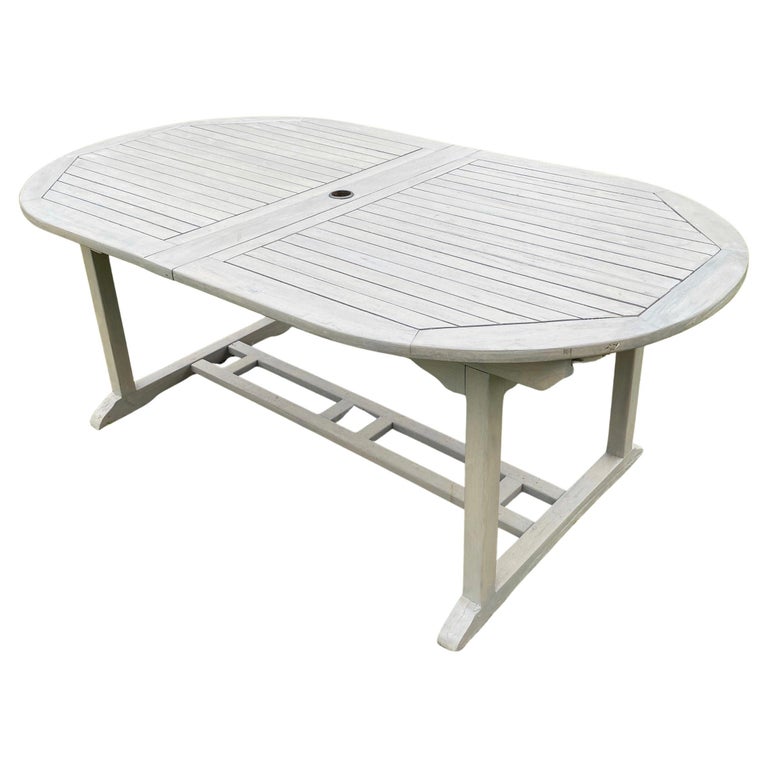 Enjoy outdoor dining with friends and family with this oval dining table that extends from 76' to 115