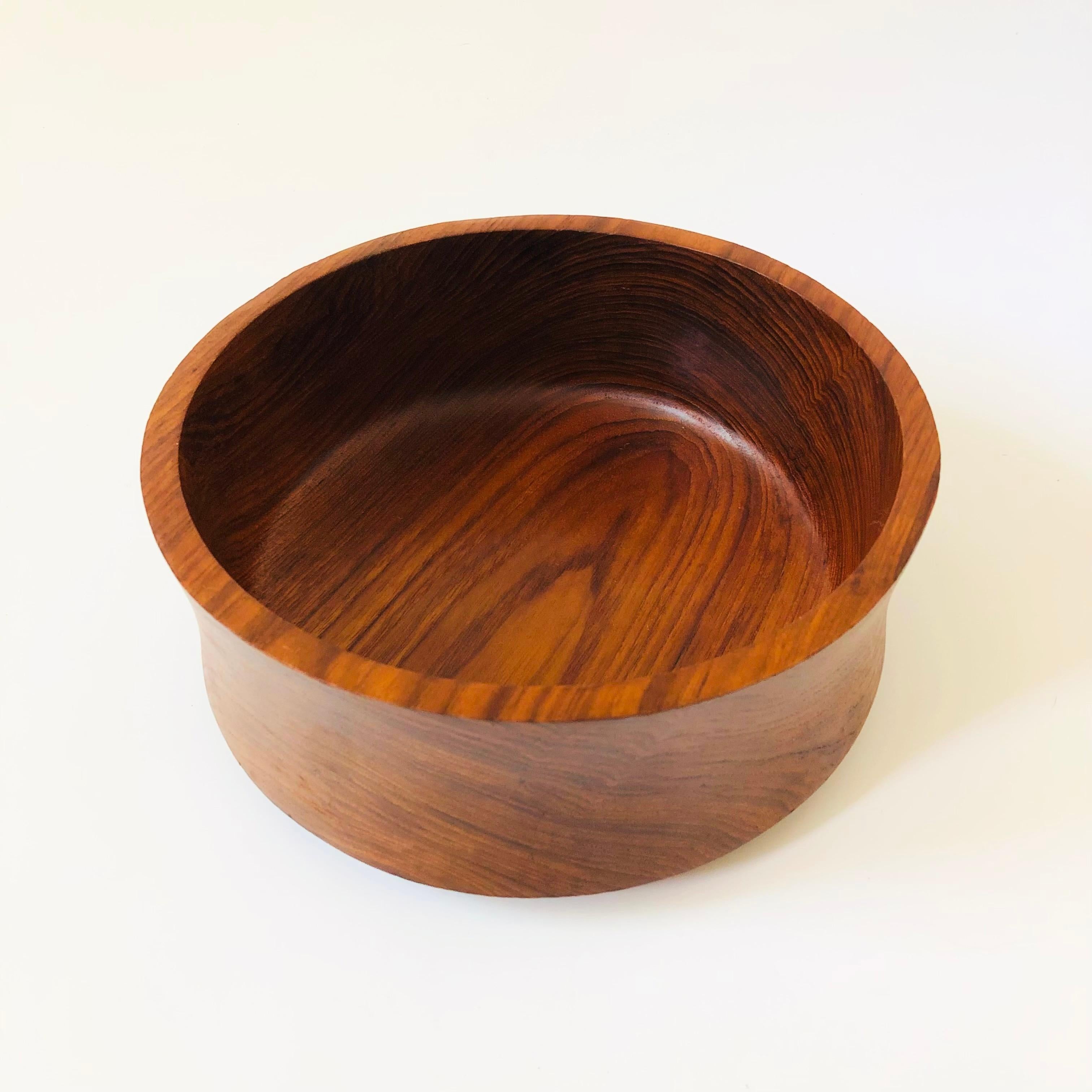A lovely vintage teak salad bowl. Beautiful natural grain to the wood in a simple slightly fluted shape. A wonderful and useful dining accessory for a mid century home.

