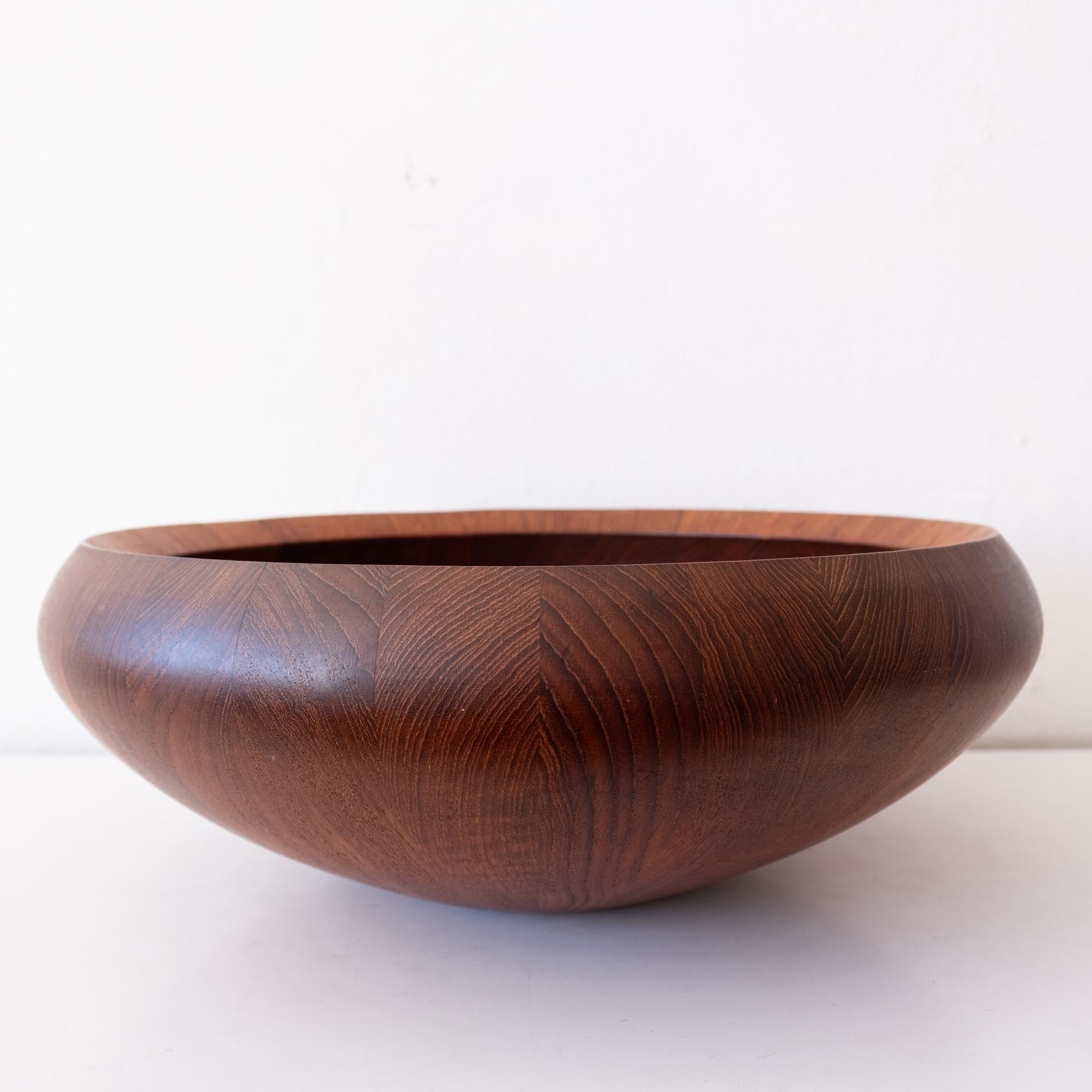 Large Teak Sculptural Salad Bowl and Tongs by Jens Quistgaard for Dansk In Good Condition For Sale In San Diego, CA