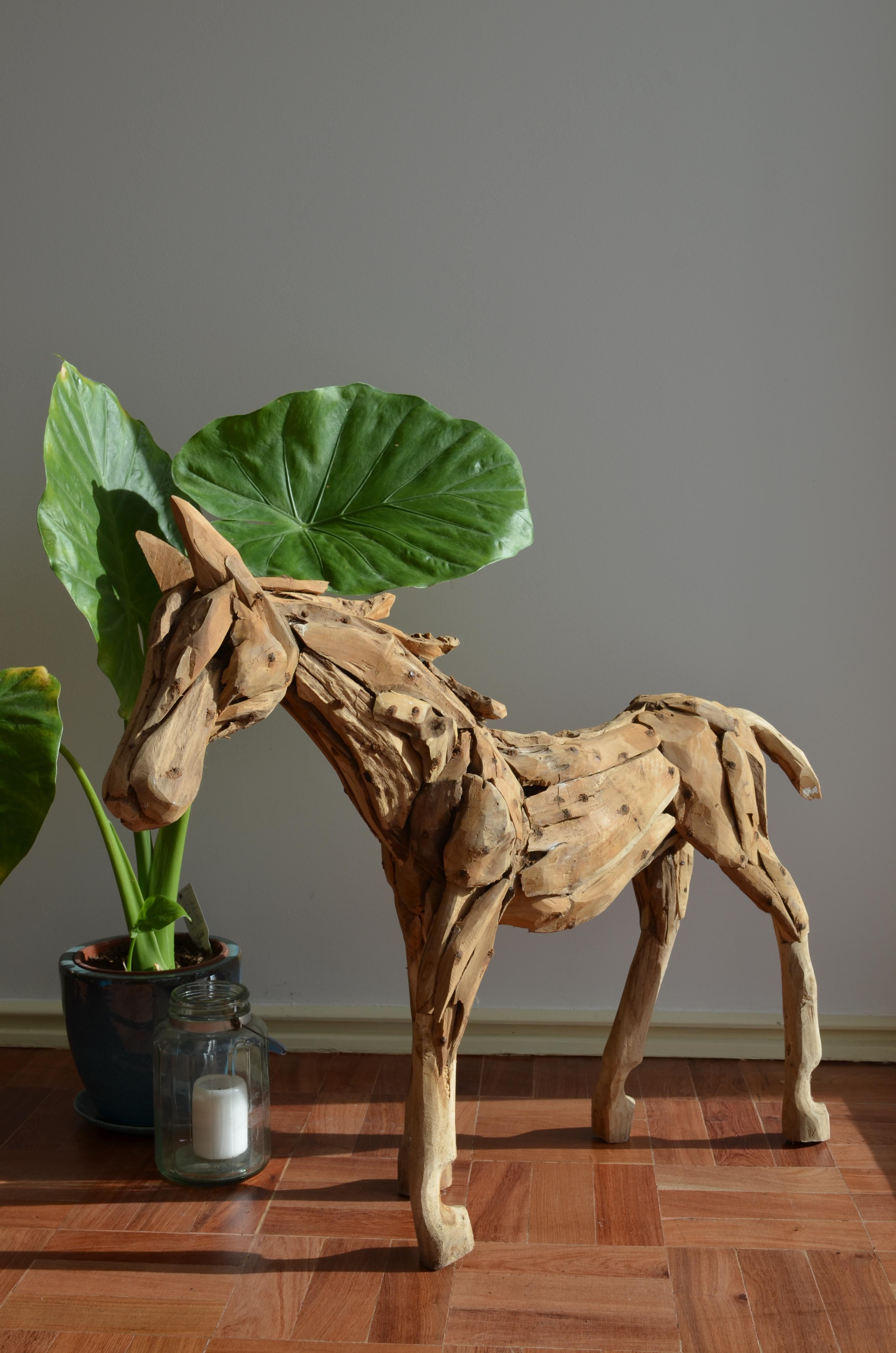 Large teak sculpture of a foal In Good Condition For Sale In Marinha Grande, PT
