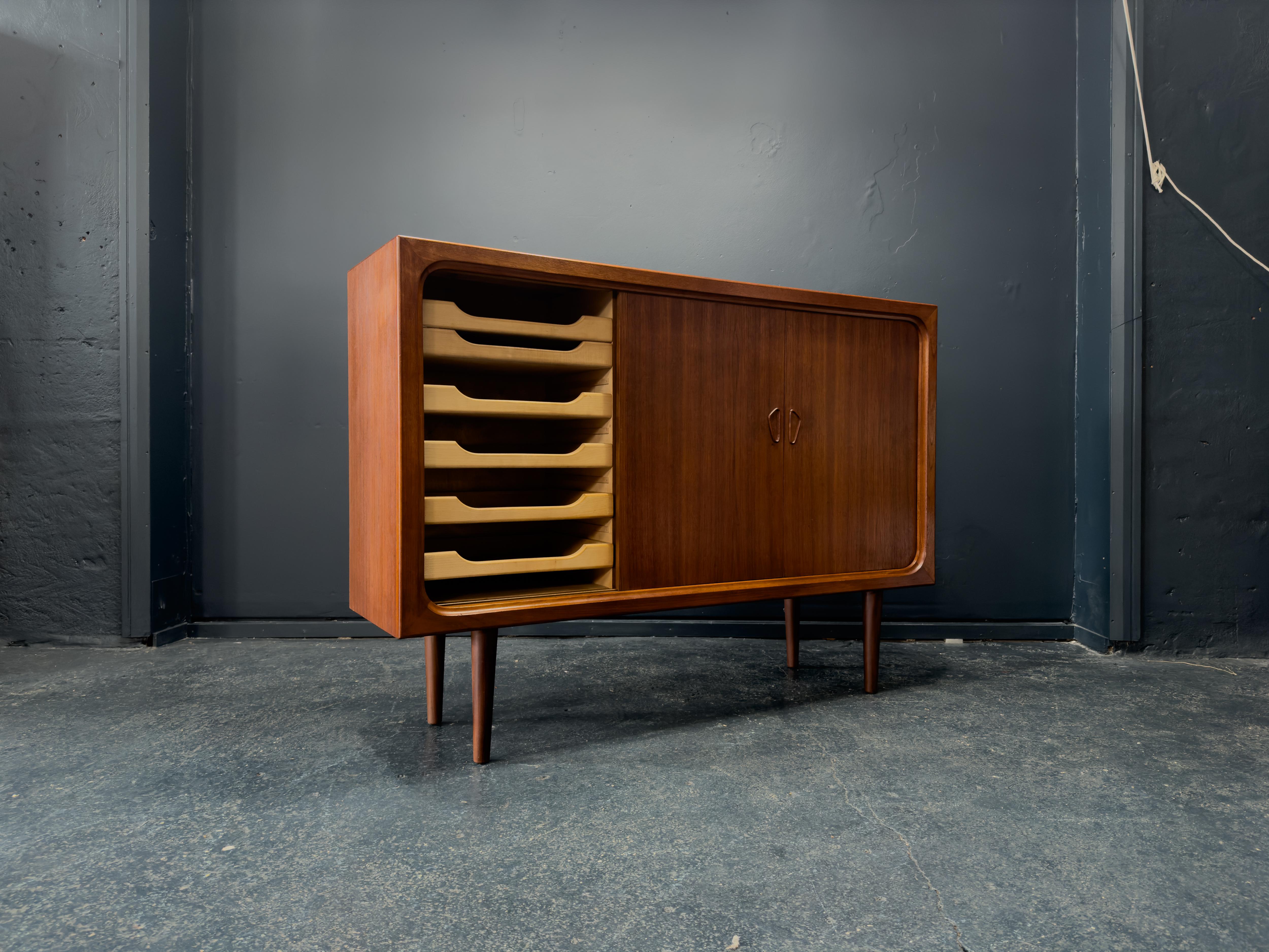 Large Teak Sideboard In Good Condition For Sale In London, GB
