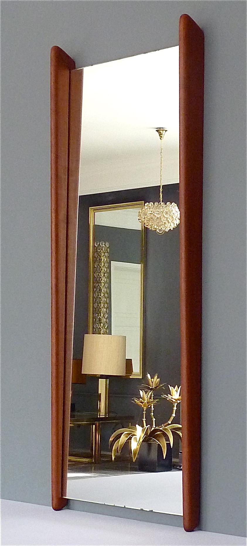 Ein großer und schöner Wandspiegel aus Teakholz von Uno & Östen Kristiansson für Luxus Vittsjö, siehe unter Luxus tak, Seite 118, Schweden um 1950-60. Organisch gerundeter, handgefertigter Teakholzrahmen mit originalem Spiegelglas, einige kleine