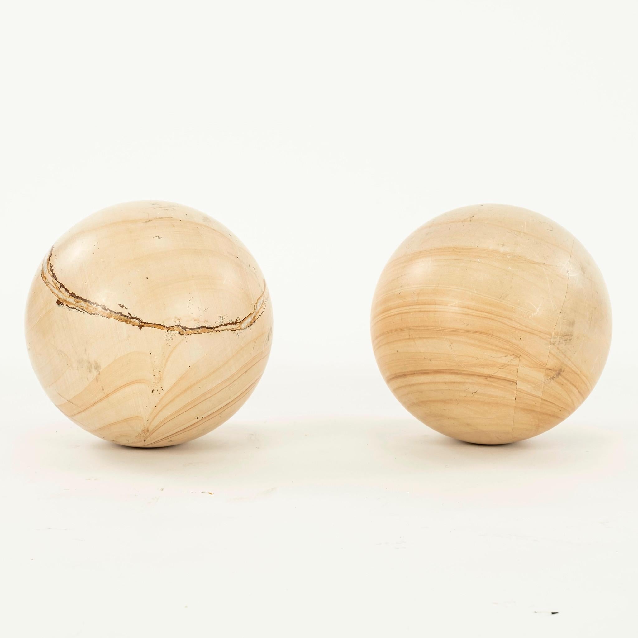 Una sfera di marmo levigato che ricorda il legno di teak, con i suoi toni delicatamente striati di marrone e beige e le venature color cacao.

Questo articolo è venduto singolarmente.
Sono disponibili 2 sfere.