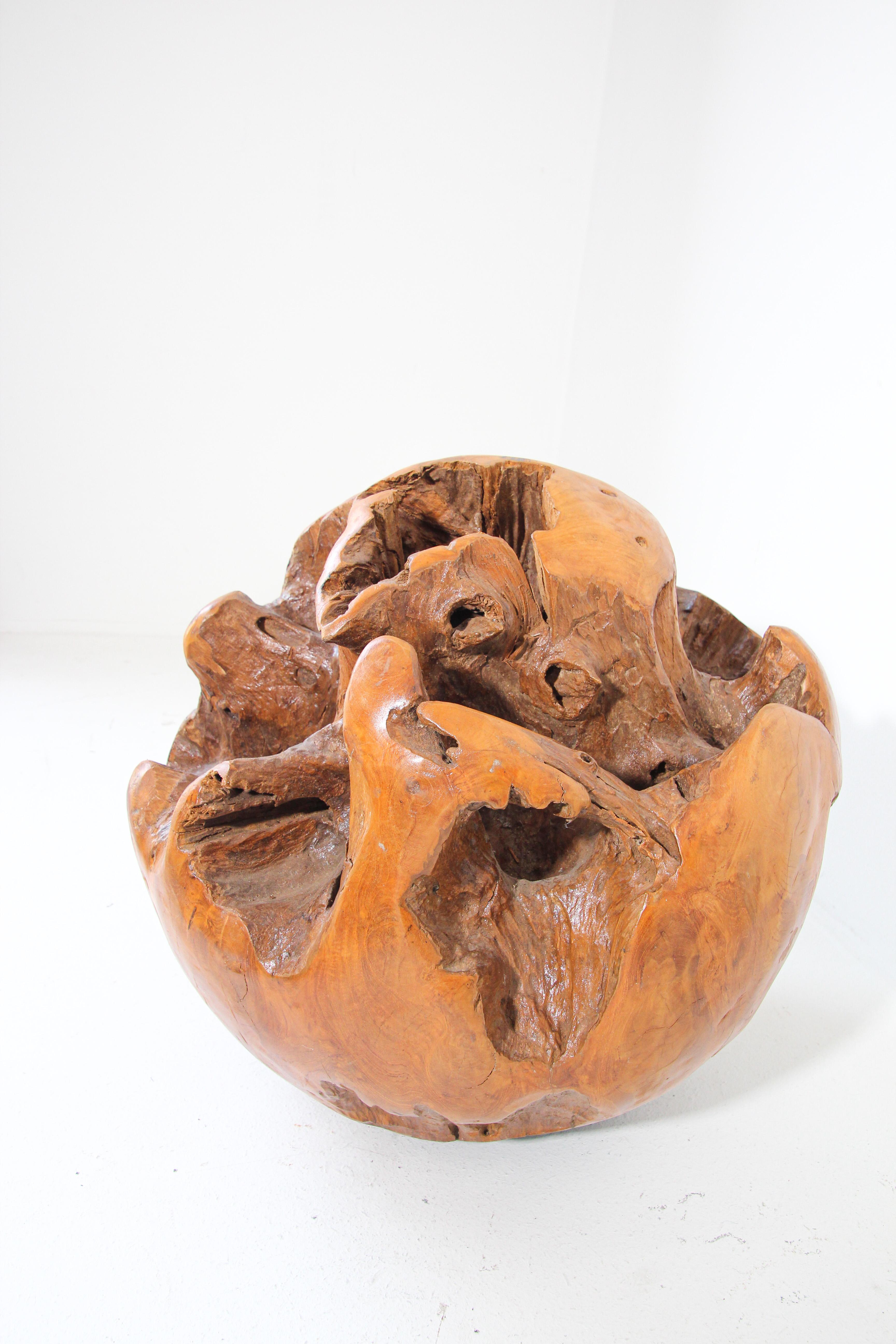 Grande sphère de sculpture organique en racine de bois de teck sculptée à la main en vente 2