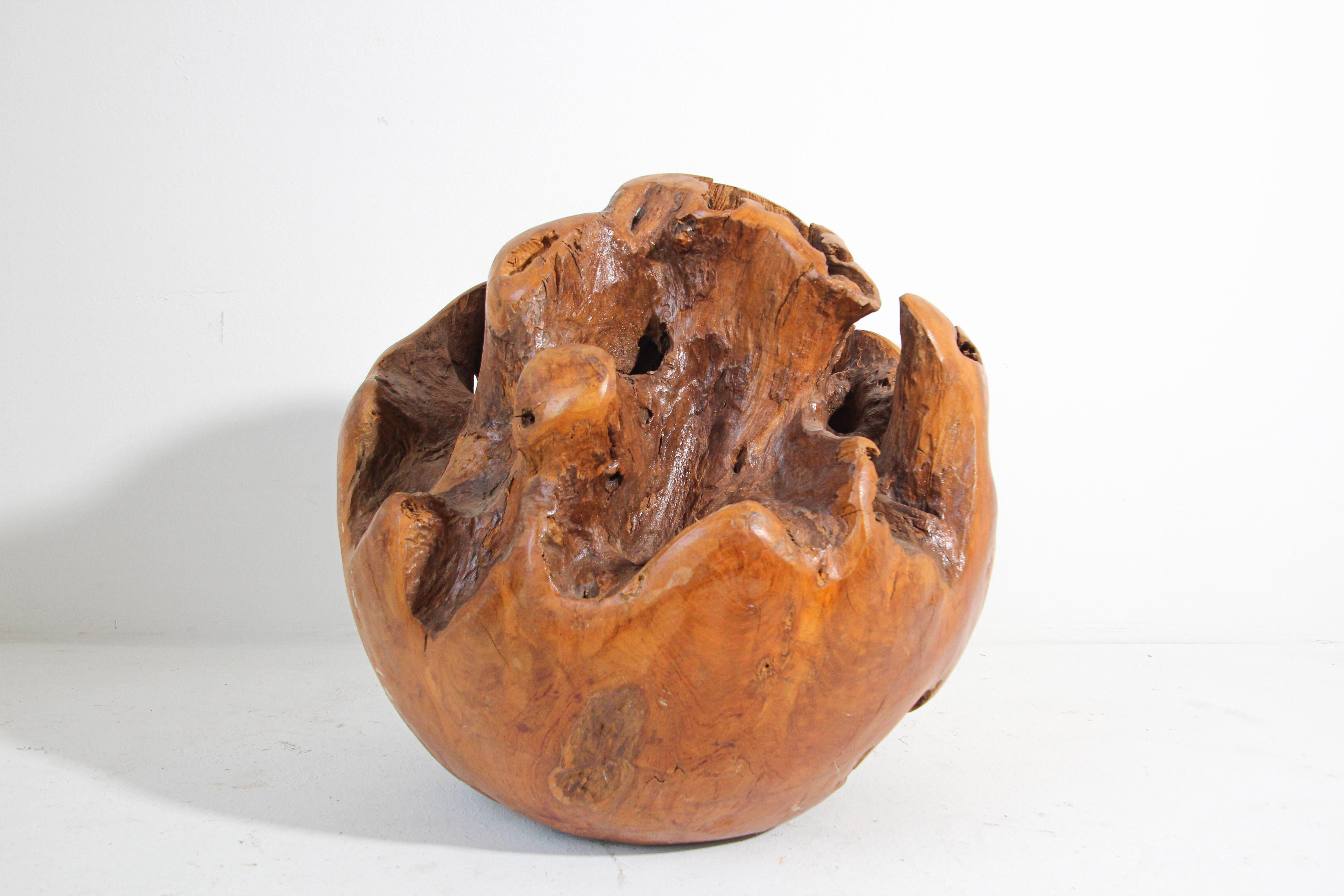 Grande sphère de sculpture organique en racine de bois de teck sculptée à la main en vente 3