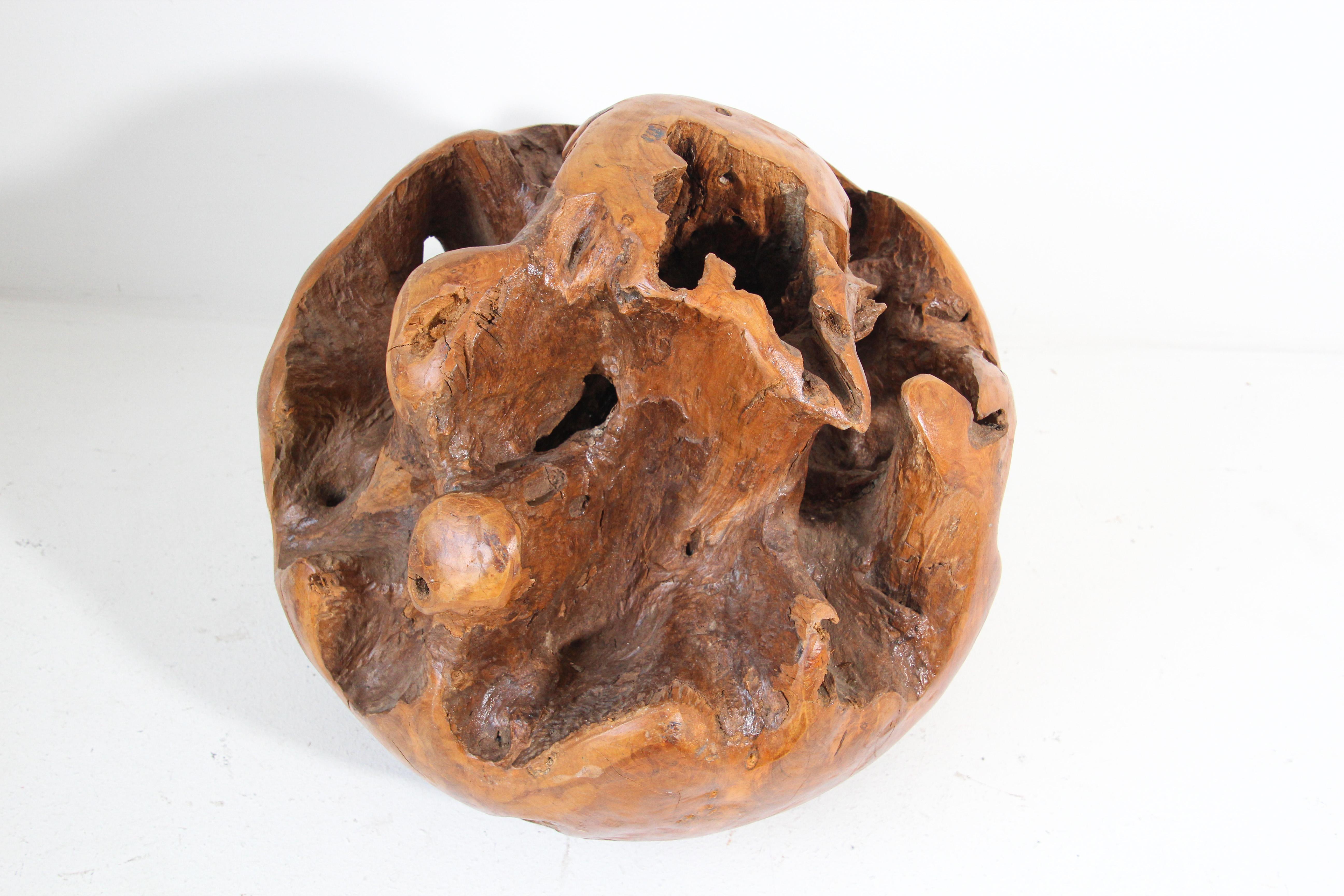 Grande sphère de sculpture organique en racine de bois de teck sculptée à la main en vente 6