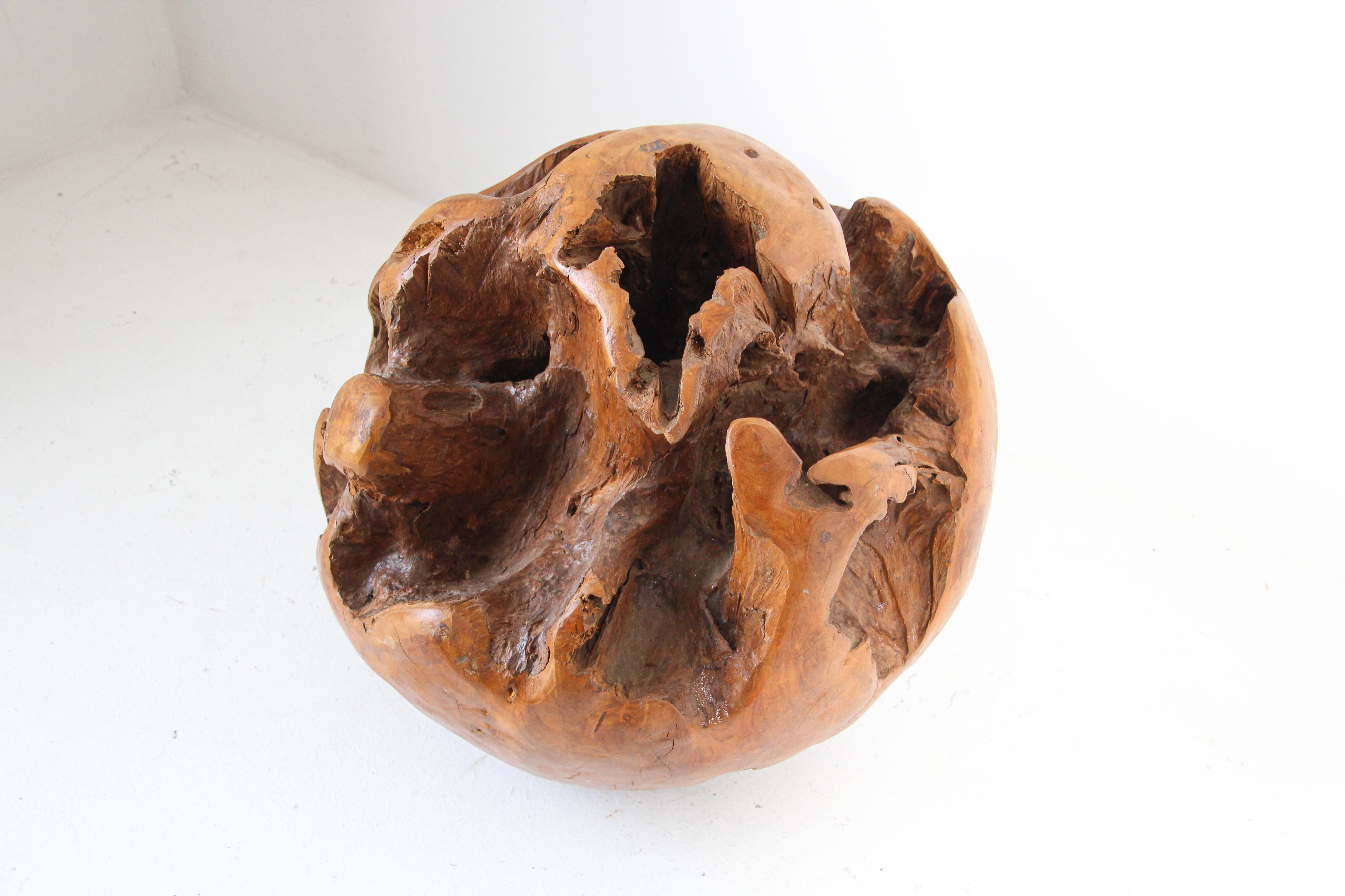 Grande sphère de sculpture organique en racine de bois de teck sculptée à la main en vente 11