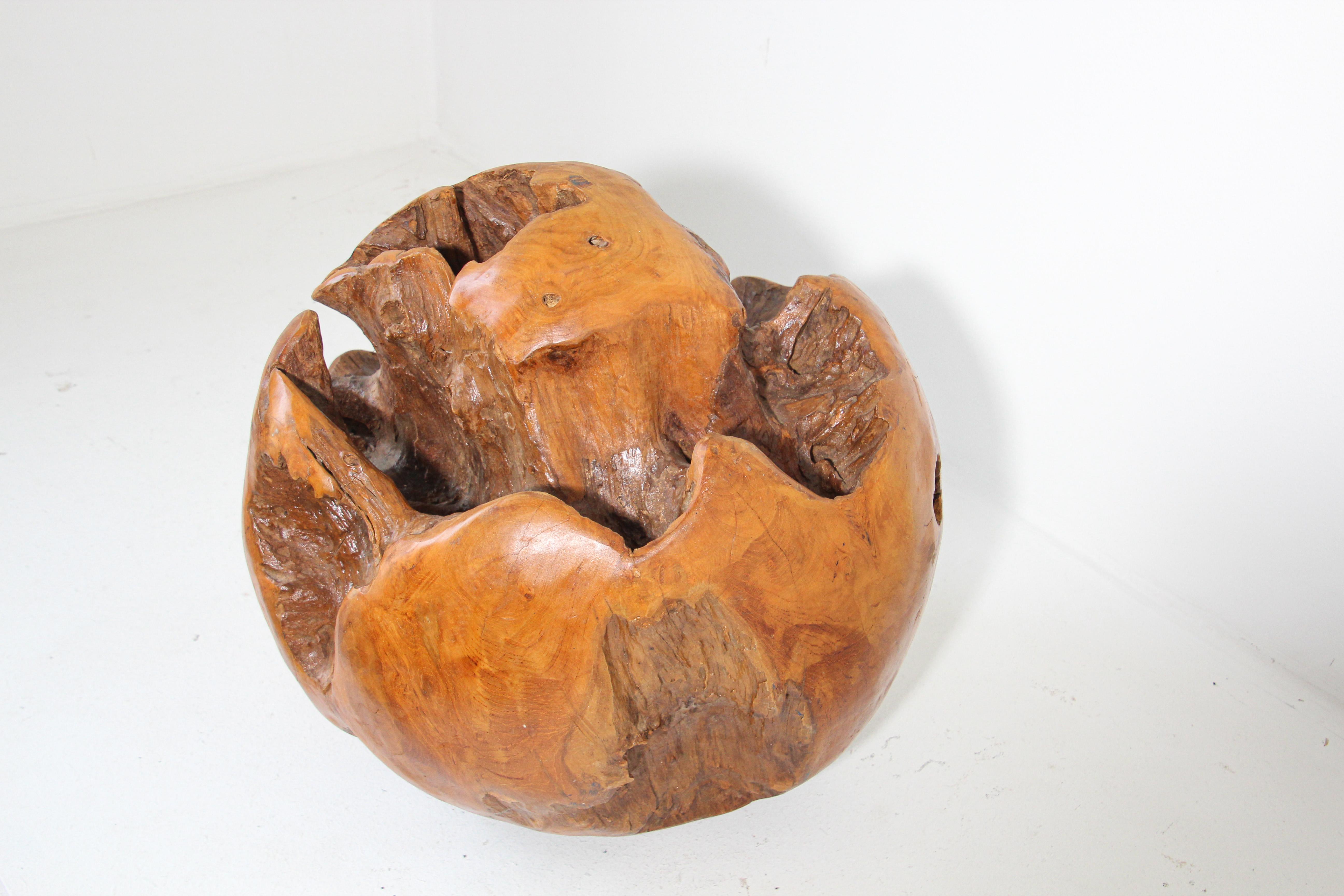 Asiatique Grande sphère de sculpture organique en racine de bois de teck sculptée à la main en vente