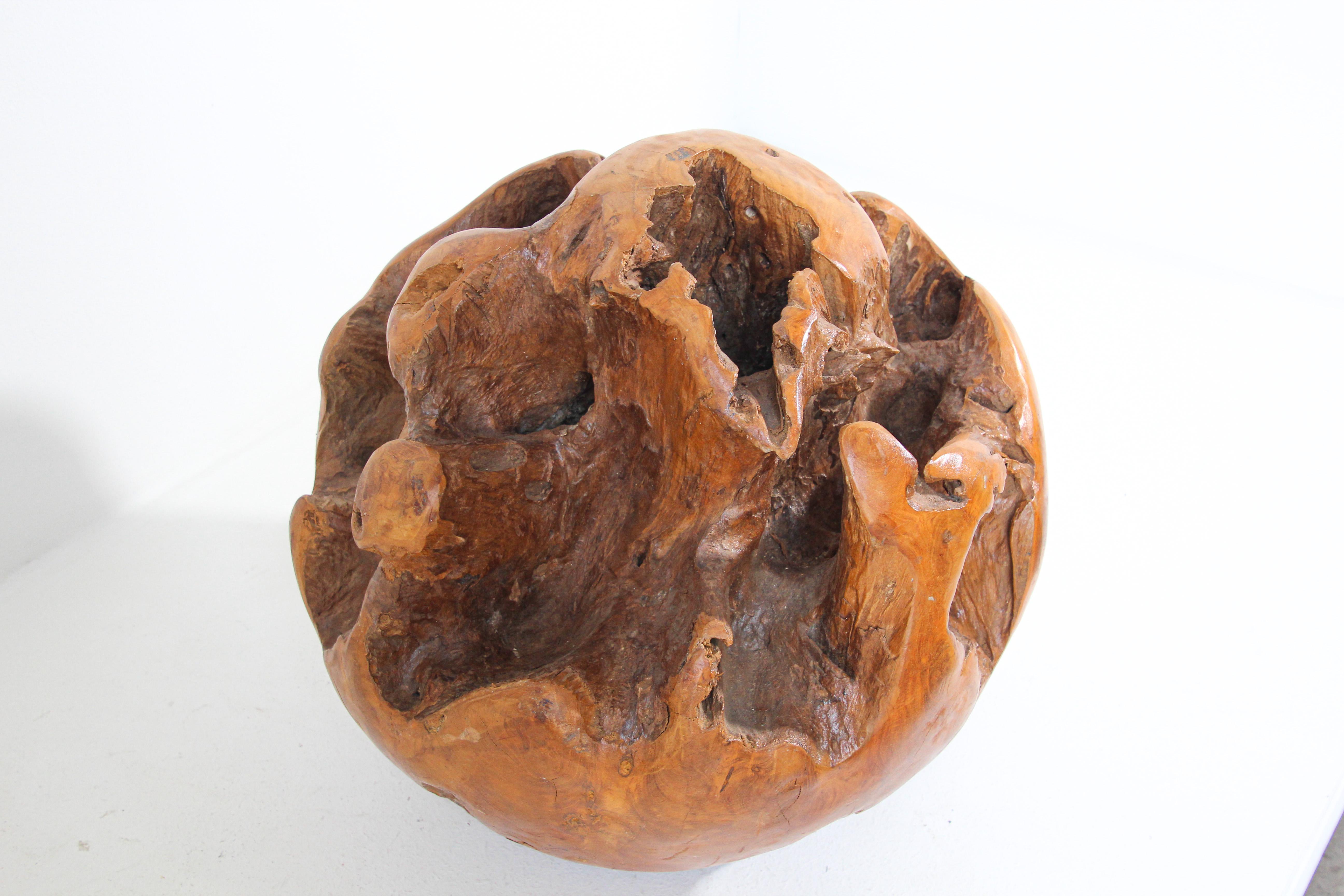 Sculpté à la main Grande sphère de sculpture organique en racine de bois de teck sculptée à la main en vente