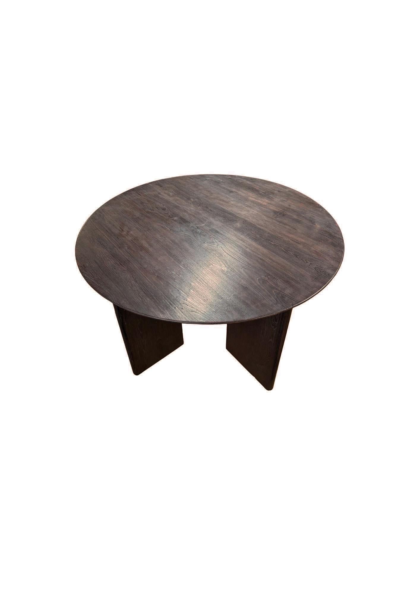Cette table de salle à manger en teck recyclé allie un savoir-faire intemporel à un design sculptural moderne. Le riche plateau de table aux tons sombres met en valeur les motifs de grain naturellement vieillis et les marques de caractère propres au