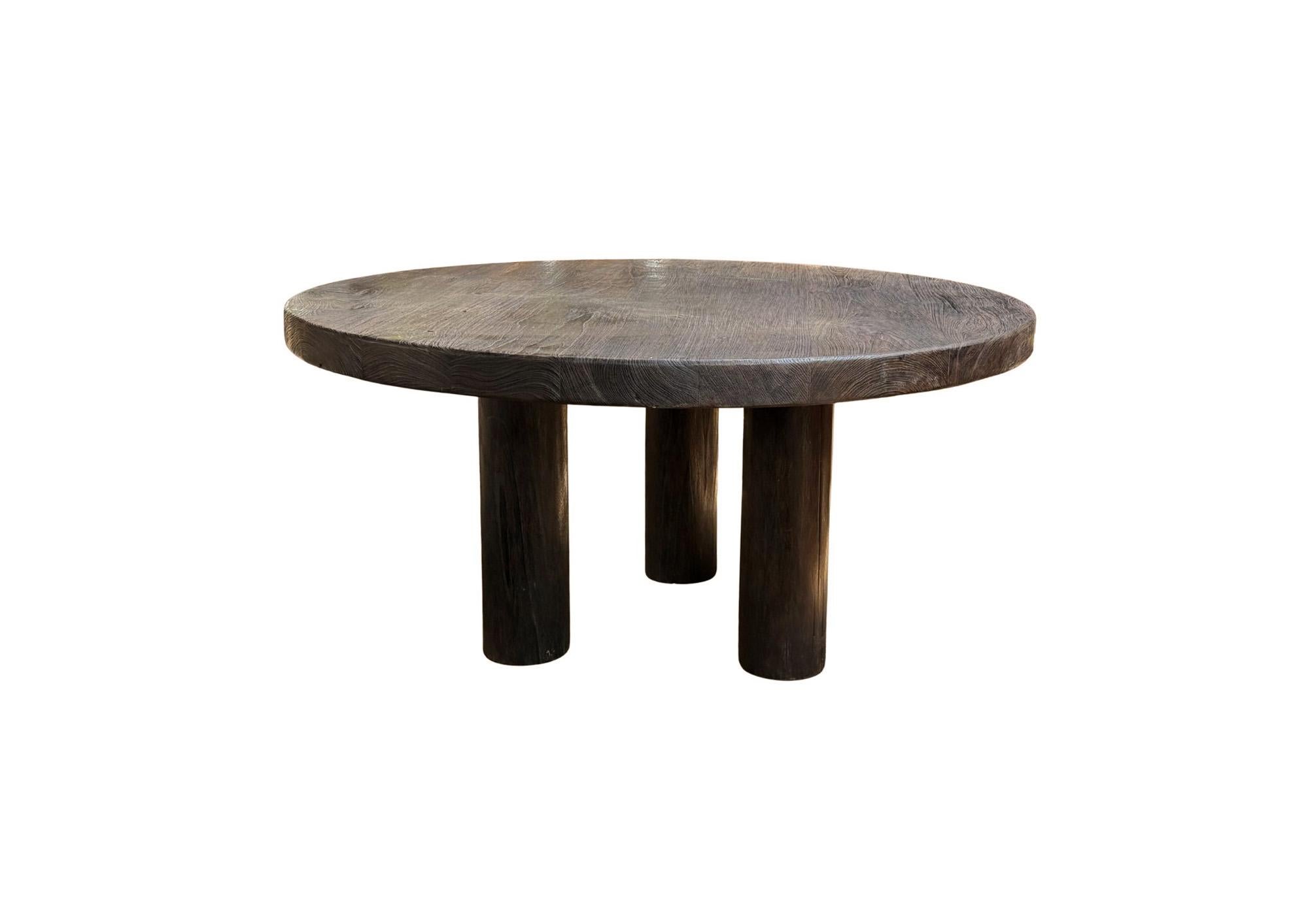Questo squisito tavolo in legno di teak presenta una splendida struttura in legno con una ricca finitura marrone scuro espresso. La superficie è stata trattata meticolosamente: il legno è stato accuratamente bruciato più volte per rivelare le